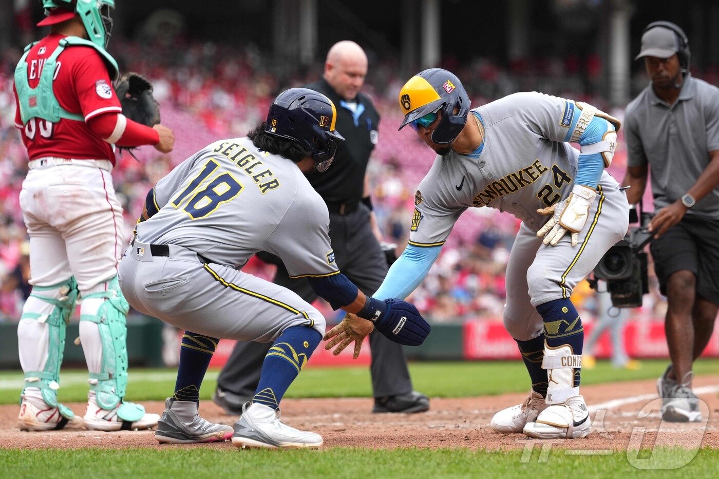 본문 이미지 - 9회 역전 투런포로 경기를 뒤집은 밀워키. ⓒ AFP=뉴스1