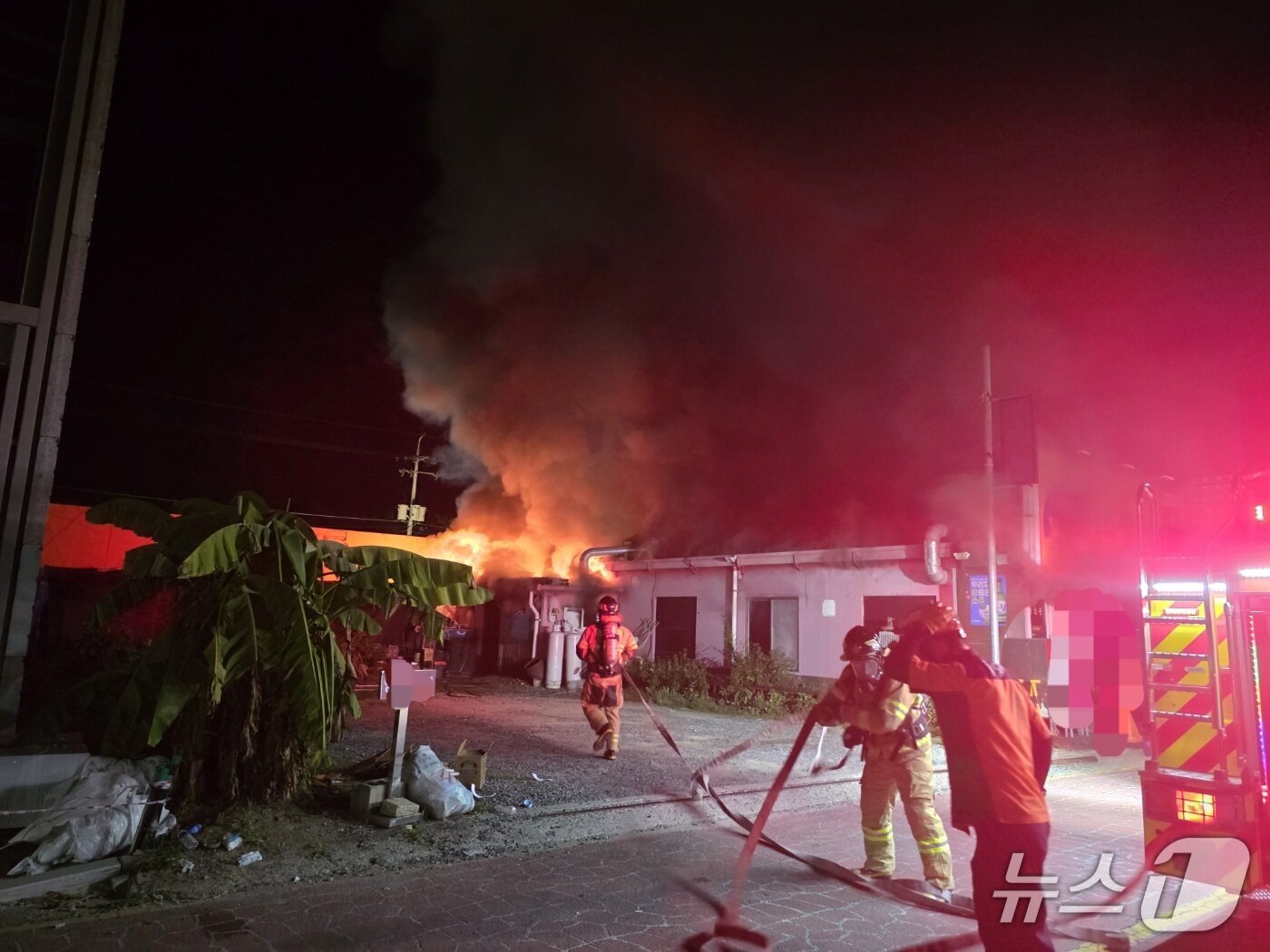 본문 이미지 - 18일 0시37분쯤 김천시 부곡동의 한 음식점에서 불이나 소방당국이 진화에 나섰다.(경북소방본부 제공. 재판매 및 DB 금지)2025.8.18/뉴스1