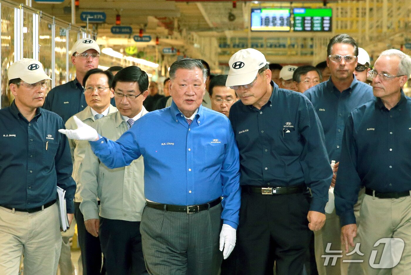 본문 이미지 - 미국 앨라배마공장을 둘러보고 있는 정몽구 명예회장.&#40;현대차그룹 제공&#41; 