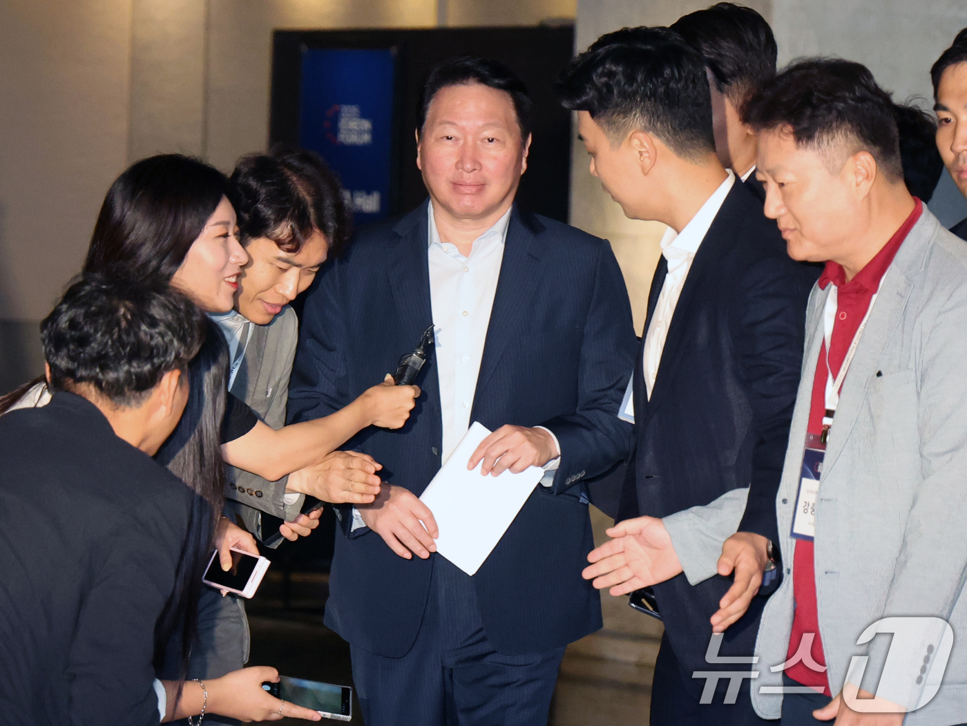 (서울=뉴스1) 황기선 기자 = 최태원 SK그룹 회장이 18일 오전 서울 광진구 워커힐 호텔에서 열린 '이천포럼 2025'에 참석하고 있다.  2025.8.18/뉴스1