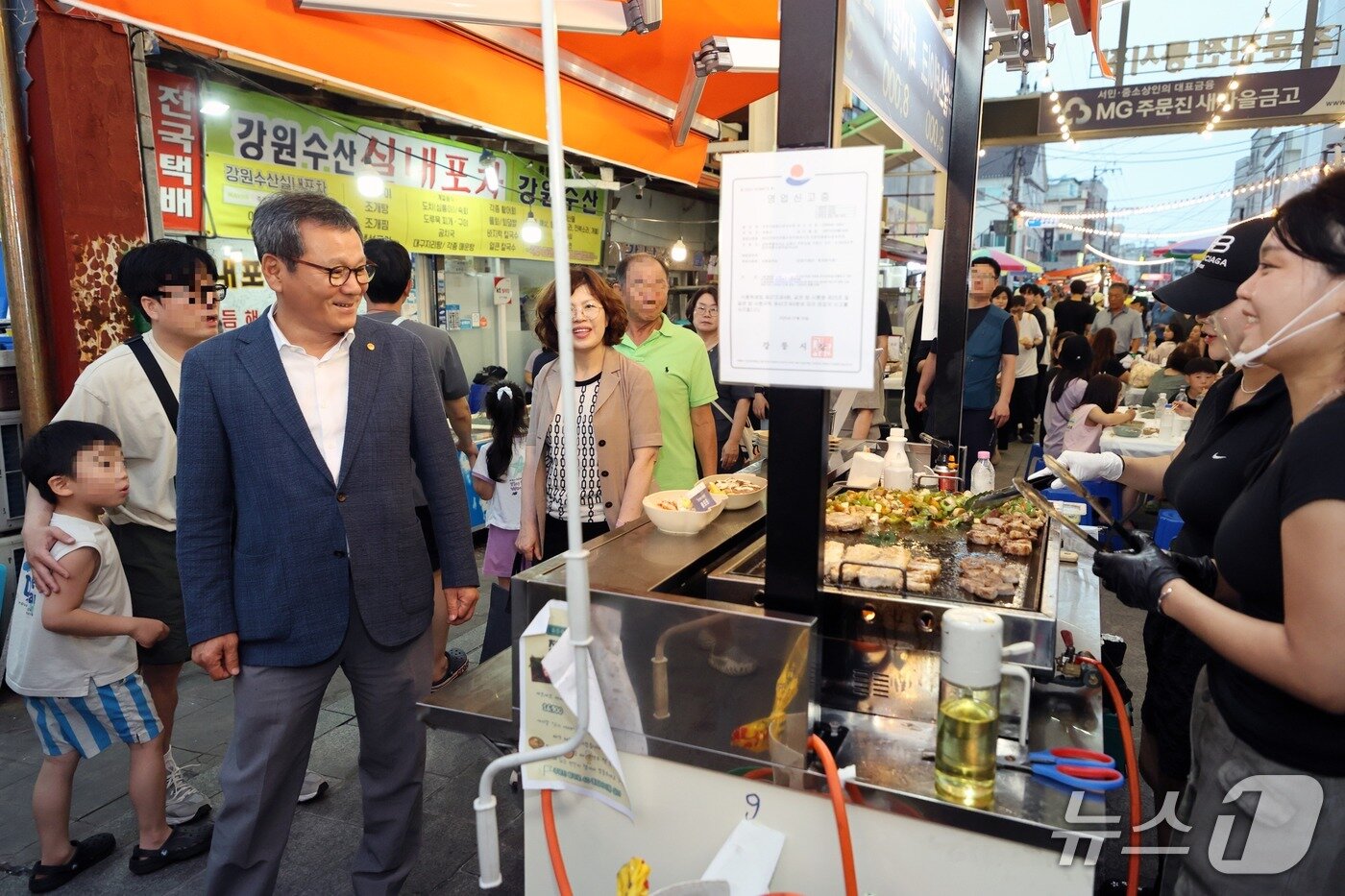 본문 이미지 - 강원 강릉 주문진 별빛야시장 둘러보는 김홍규 시장.(강릉시 제공, 재판매 및 DB 금지)
