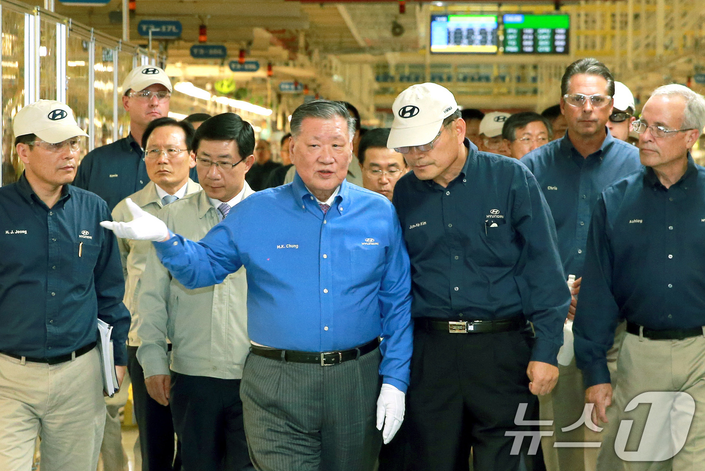 (서울=뉴스1) = 18일 자동차 업계에 따르면 미국 유력 자동차 매체 오토모티브 뉴스는 올해 창간 100주년을 맞아 현대차그룹의 정주영 창업회장·정몽구 명예회장·정의선 회장을 ' …