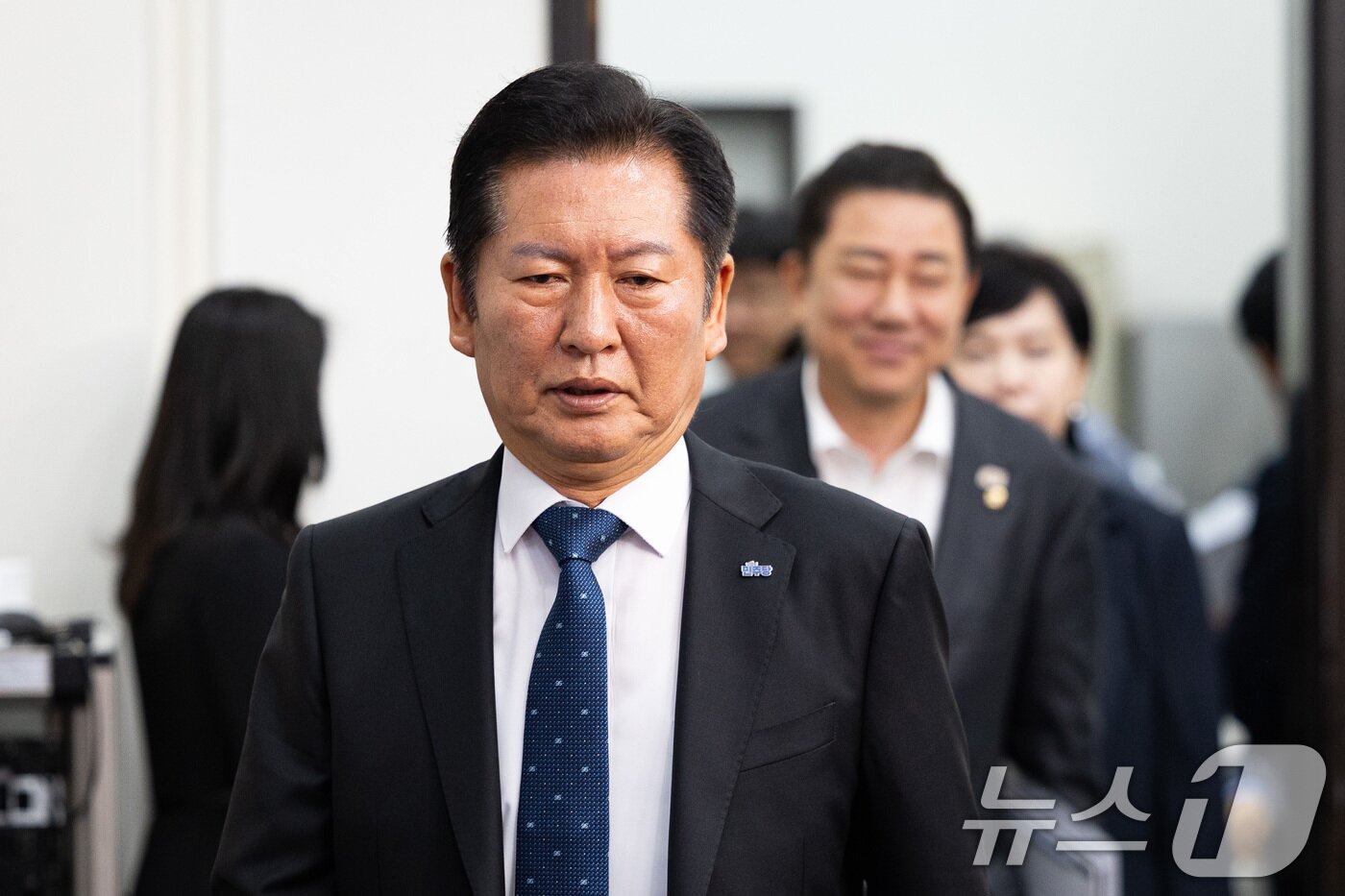 본문 이미지 - 정청래 더불어민주당 대표를 비롯한 지도부가 18일 서울 여의도 국회에서 열린 최고위원회의에 참석하고 있다. 2025.8.18/뉴스1 ⓒ News1 유승관 기자