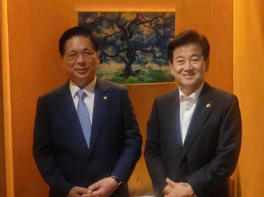 본문 이미지 - 이영훈 담임목사&#40;왼쪽&#41;와 통일부 정동영 장관