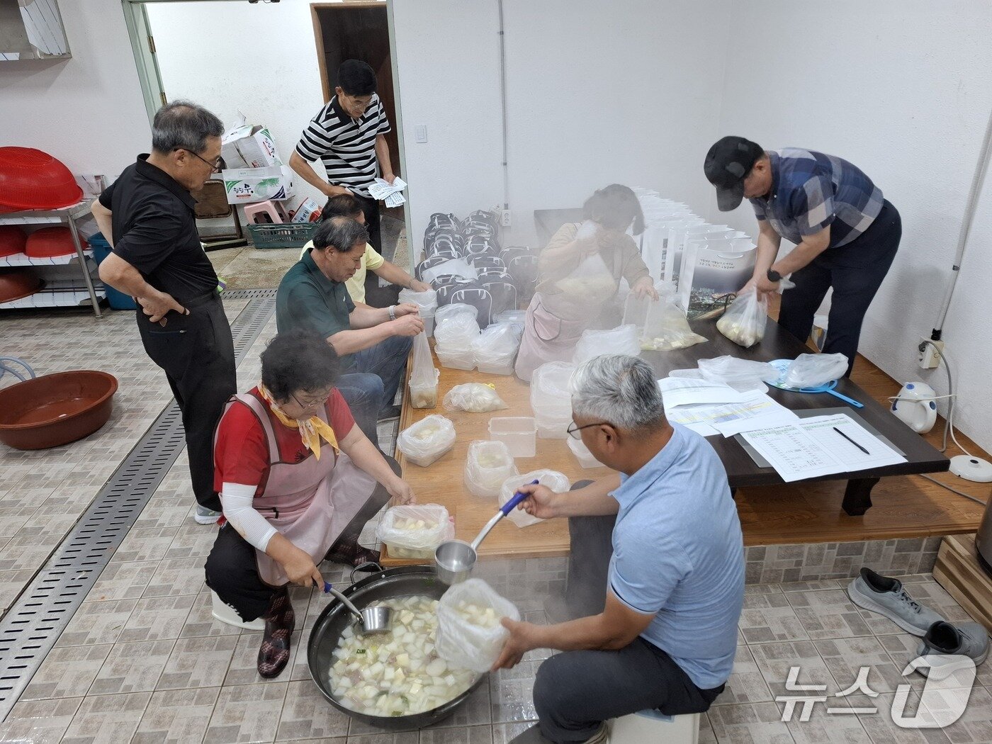 본문 이미지 - 강원 속초 교동 주민자치위 푸드뱅크 활동.(속초시 제공, 재판매 및 DB 금지) 2025.8.18/뉴스1