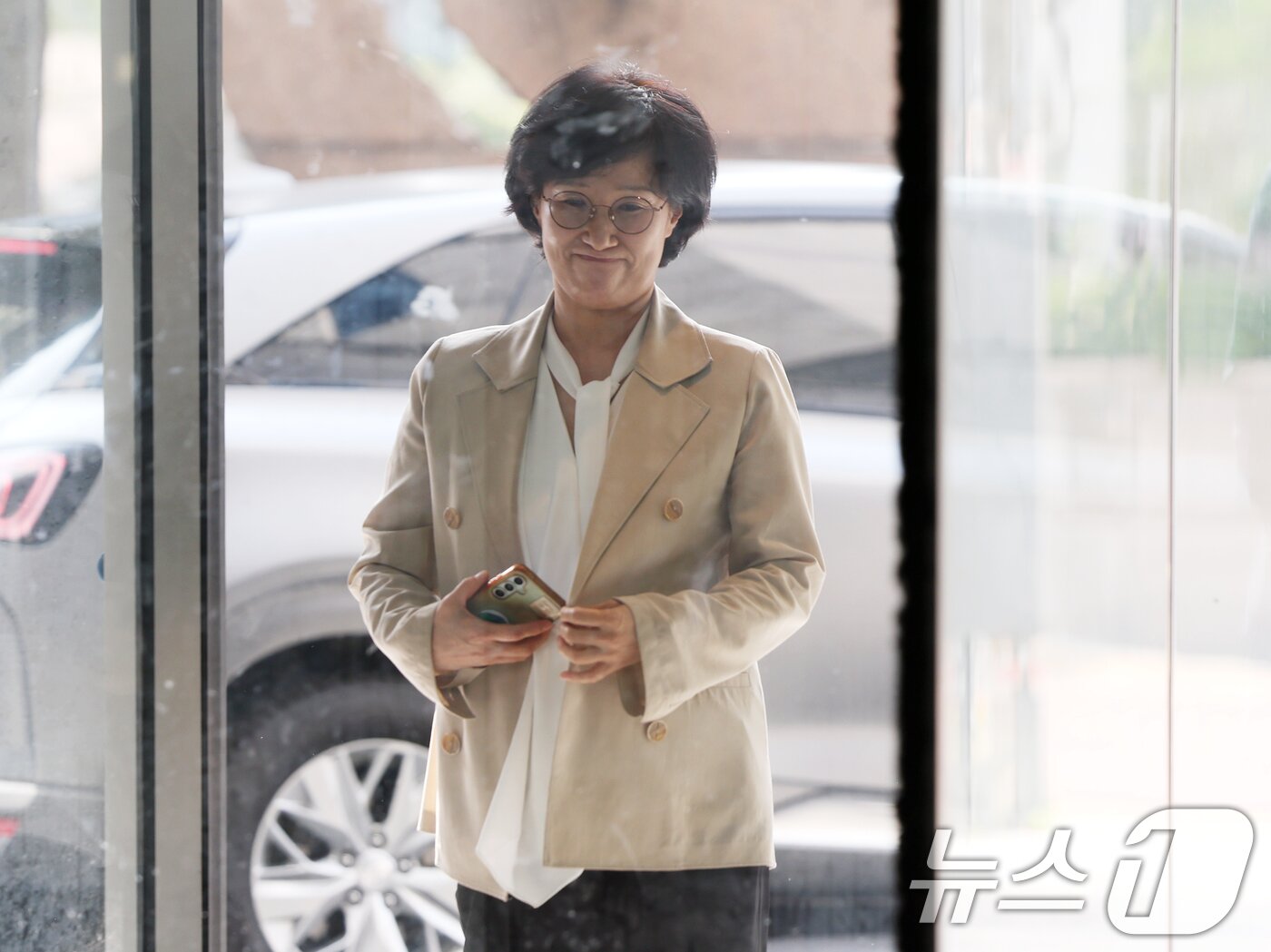 본문 이미지 - 원민경 여성가족부 장관 후보자가 18일 오전 서울 서대문구 한국청소년활동진흥원에 마련된 인사청문 준비 사무실로 첫 출근하고 있다. 2025.8.18/뉴스1 ⓒ News1 오대일 기자