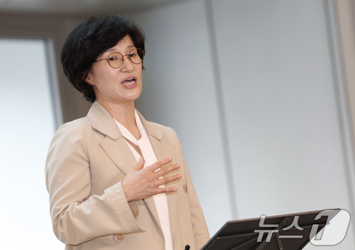 본문 이미지 - 원민경 여성가족부 장관 후보자가 18일 오전 서울 서대문구 한국청소년활동진흥원에 마련된 인사청문 준비 사무실로 첫 출근하며 지명 소감을 밝히고 있다. 2025.8.18/뉴스1 ⓒ News1 오대일 기자