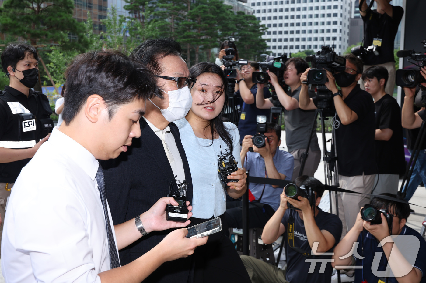 (서울=뉴스1) 신웅수 기자 = '건진법사' 전성배 씨가 18일 오전 서울 종로구에 마련된 민중기 특별검사팀(김건희 특검팀) 사무실로 출석하고 있다.김건희 특검팀은 이날 김건희 여 …