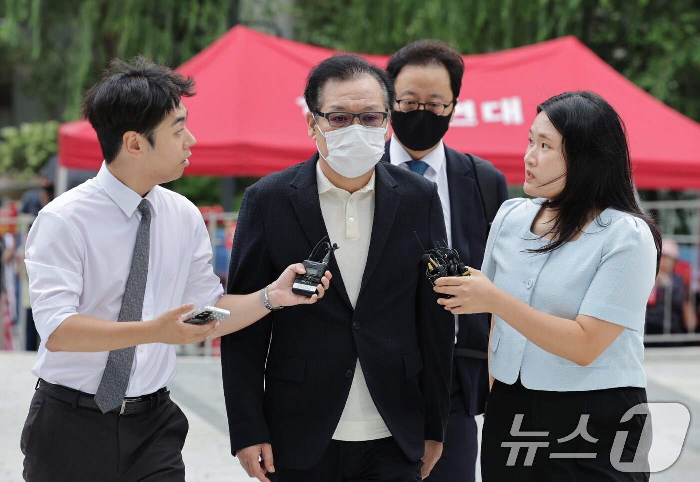 본문 이미지 - '건진법사' 전성배 씨가 18일 오전 서울 종로구에 마련된 민중기 특별검사팀(김건희 특검팀) 사무실로 출석하고 있다.  2025.8.18/뉴스1 ⓒ News1 신웅수 기자