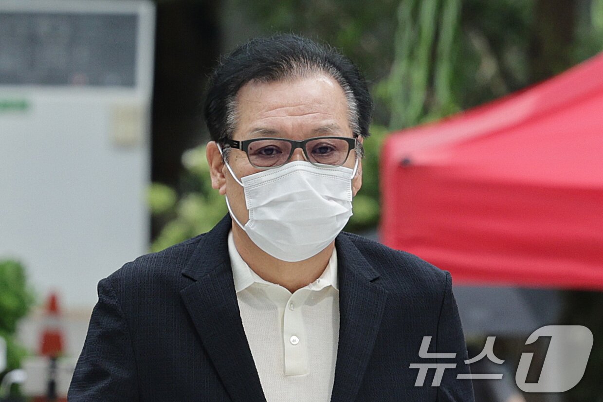 본문 이미지 - &#39;건진법사&#39; 전성배 씨가 18일 오전 서울 종로구에 마련된 민중기 특별검사팀&#40;김건희 특검팀&#41; 사무실로 출석하고 있다. 2025.8.18/뉴스1 ⓒ News1 신웅수 기자