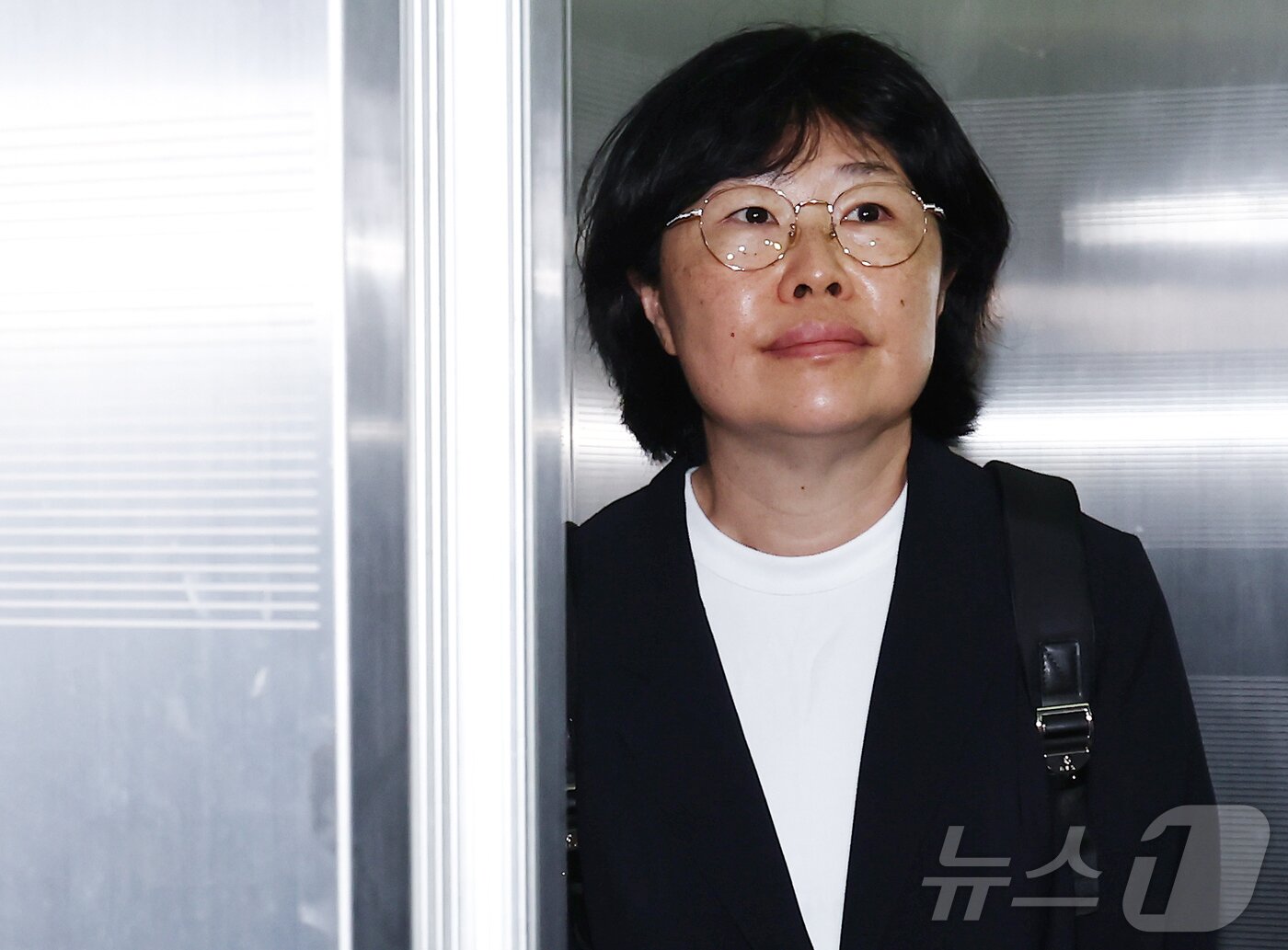 본문 이미지 - 유재은 전 국방부 법무관리관이 18일 오전 서울 서초구 순직해병 특검팀(이명현 특별검사) 사무실에서 조사를 받기 위해 출석하고 있다. 2025.8.18/뉴스1 ⓒ News1 김민지 기자