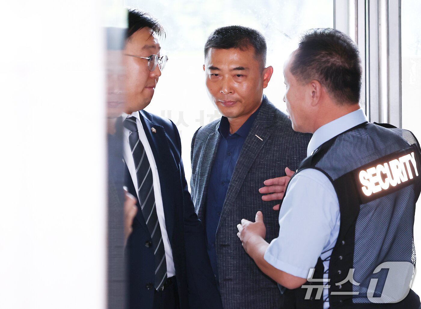 본문 이미지 - 박상현 전 해병대 제1사단 7여단장이 18일 오전 서울 서초구 순직해병 특검팀(이명현 특별검사) 사무실에서 조사를 받기 위해 출석하고 있다. 2025.8.18/뉴스1 ⓒ News1 김민지 기자