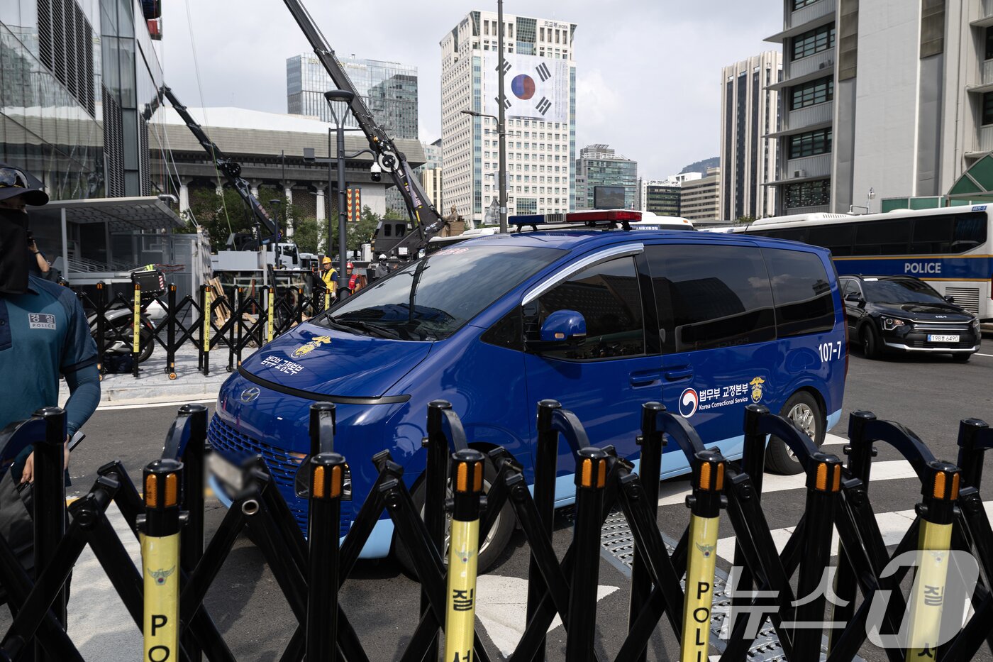 본문 이미지 - 구속된 김건희 여사를 태운 호송차가 18일 오전 소환조사를 위해 서울 종로구에 마련된 김건희 특검팀(특별검사 민중기) 사무실로 들어가고 있다. 2025.8.18/뉴스1 ⓒ News1 이승배 기자