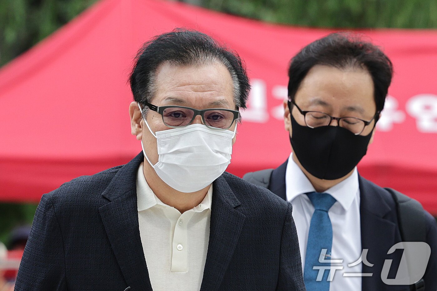 본문 이미지 - '건진법사' 전성배 씨가 18일 오전 서울 종로구에 마련된 민중기 특별검사팀(김건희 특검팀) 사무실로 출석하고 있다.  2025.8.18/뉴스1 ⓒ News1 신웅수 기자