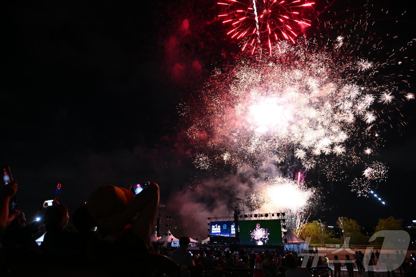 (서울=뉴스1) = 광복 80주년을 기념해 지난 15일 저녁 서울 광진구 뚝섬한강공원 수변무대에서 열린 ‘코리안드림 한강대축제’는 대망의 대규모 불꽃쇼로 피날레를 장식했다. (코리 …