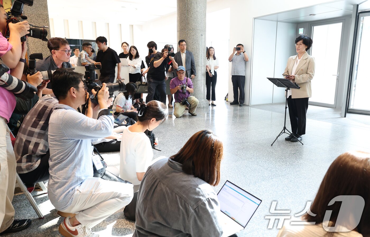 본문 이미지 - 원민경 여성가족부 장관 후보자가 18일 오전 서울 서대문구 한국청소년활동진흥원에 마련된 인사청문 준비 사무실로 첫 출근하며 지명 소감을 밝히고 있다. 2025.8.18/뉴스1 ⓒ News1 오대일 기자