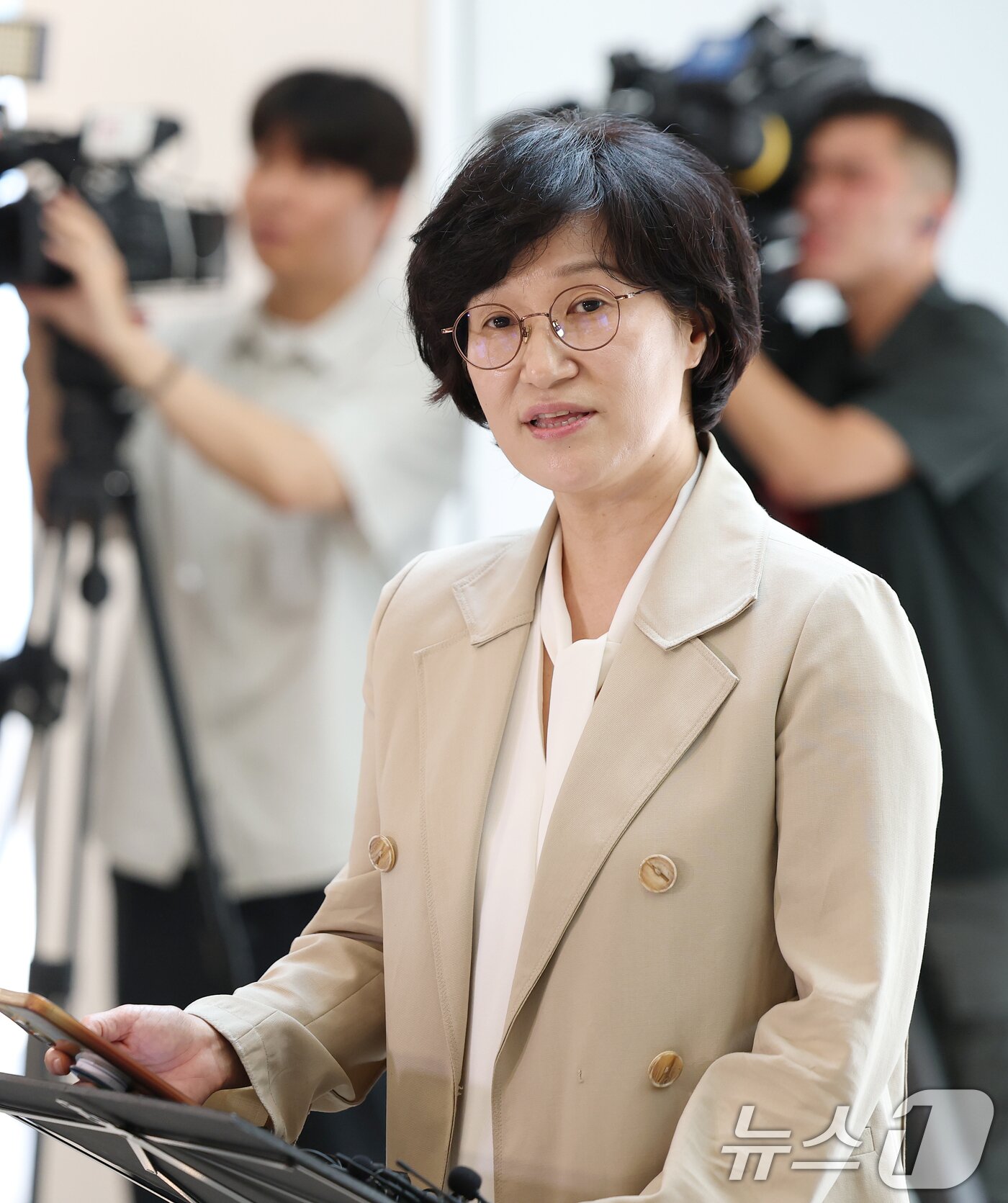 본문 이미지 - 원민경 여성가족부 장관 후보자가 18일 오전 서울 서대문구 한국청소년활동진흥원에 마련된 인사청문 준비 사무실로 첫 출근하며 지명 소감을 밝히고 있다. 2025.8.18/뉴스1 ⓒ News1 오대일 기자