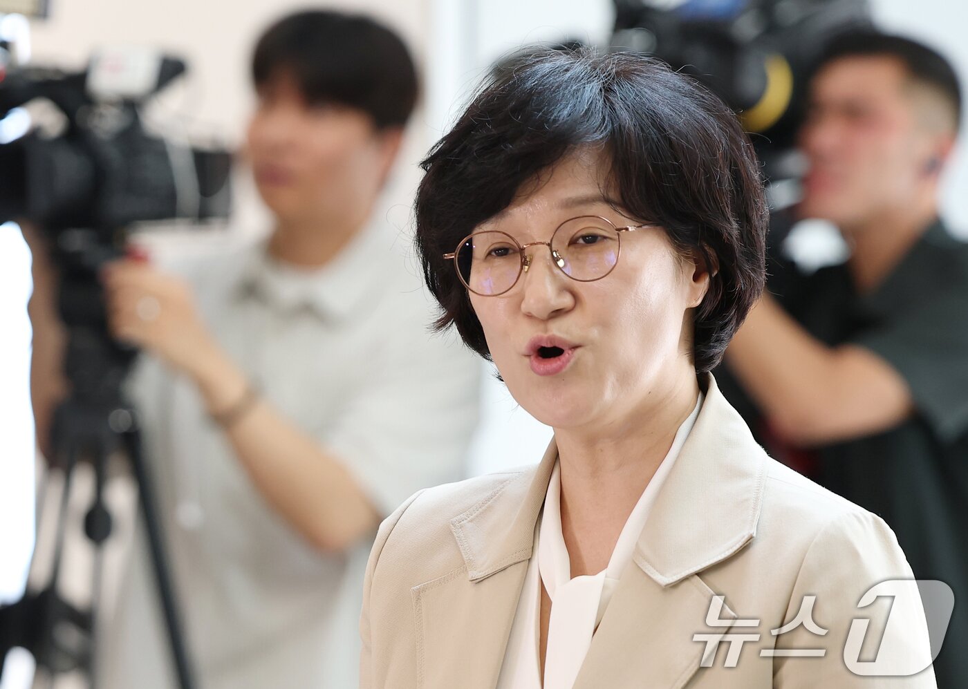 본문 이미지 - 원민경 여성가족부 장관 후보자가 18일 오전 서울 서대문구 한국청소년활동진흥원에 마련된 인사청문 준비 사무실로 첫 출근하며 지명 소감을 밝히고 있다. 2025.8.18/뉴스1 ⓒ News1 오대일 기자