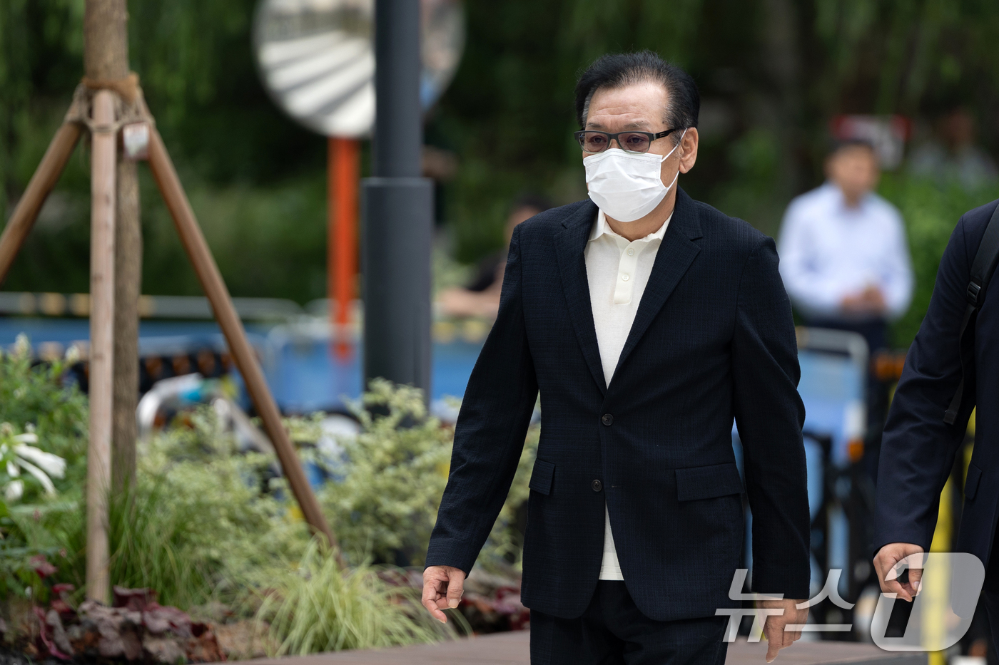 (서울=뉴스1) 이승배 기자 = '건진법사' 전성배 씨가 18일 오전 서울 종로구에 마련된 민중기 특별검사팀(김건희 특검팀) 사무실로 출석하고 있다.김건희 특검팀은 이날 김건희 여 …