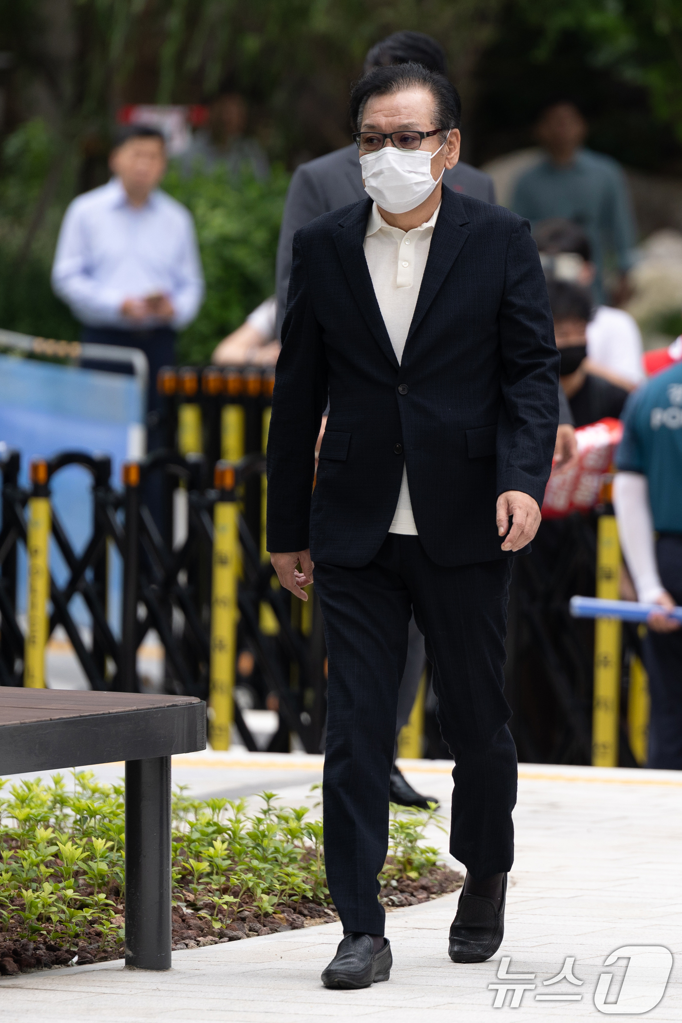 (서울=뉴스1) 이승배 기자 = '건진법사' 전성배 씨가 18일 오전 서울 종로구에 마련된 민중기 특별검사팀(김건희 특검팀) 사무실로 출석하고 있다.김건희 특검팀은 이날 김건희 여 …