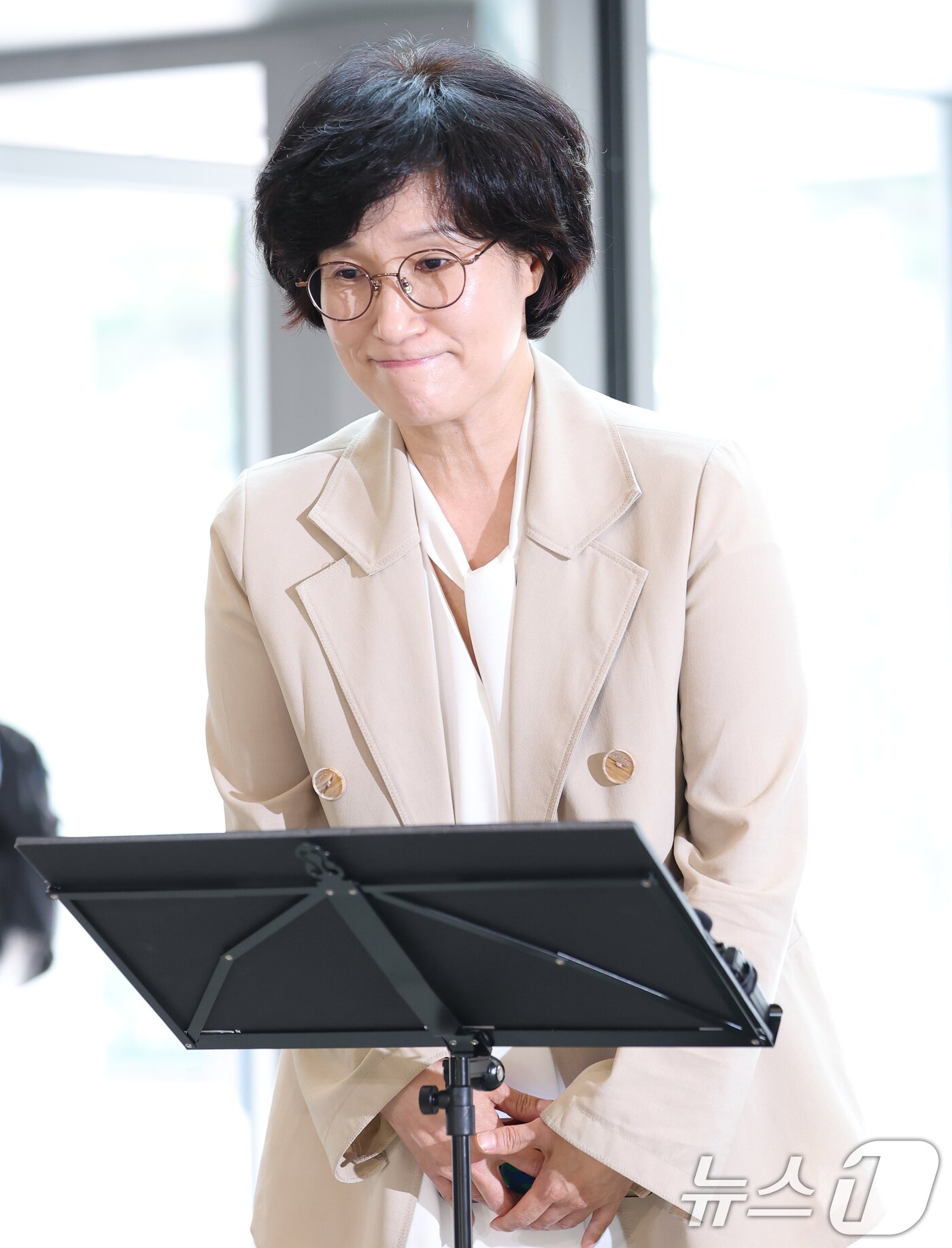 본문 이미지 - 원민경 여성가족부 장관 후보자가 18일 오전 서울 서대문구 한국청소년활동진흥원에 마련된 인사청문 준비 사무실로 첫 출근하며 취재진을 향해 인사하고 있다. 2025.8.18/뉴스1 ⓒ News1 오대일 기자