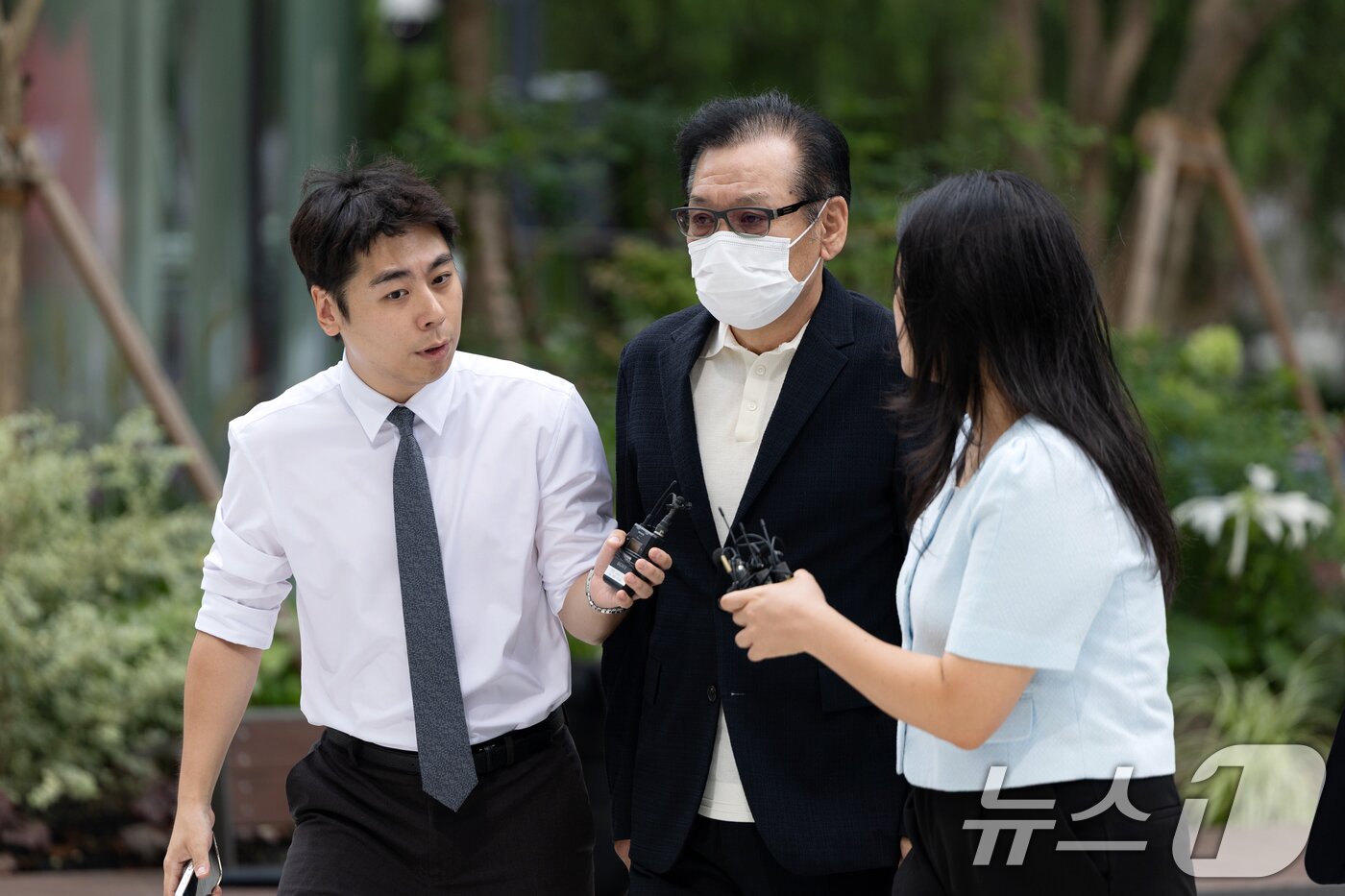 본문 이미지 - '건진법사' 전성배 씨가 지난 18일 오전 서울 종로구에 마련된 민중기 특별검사팀(김건희 특검팀) 사무실로 출석하고 있다. 김건희 특검팀은 이날 김건희 여사와 김 여사의 '집사'로 알려진 김예성 씨, '건진법사' 전성배 씨를 모두 같은 시간에 불러 조사한다. 2025.8.18/뉴스1 ⓒ News1 이승배 기자