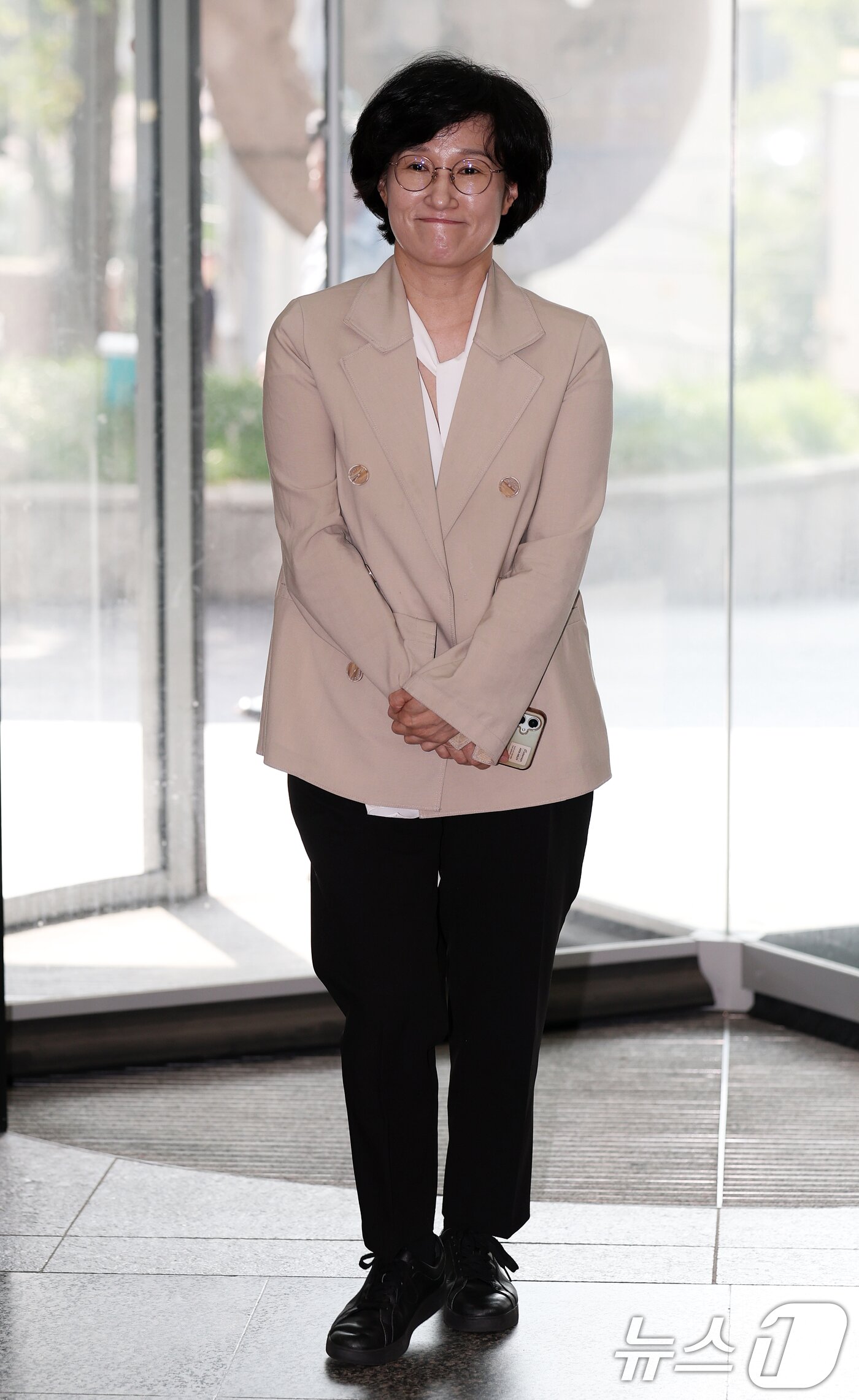 본문 이미지 - 원민경 여성가족부 장관 후보자가 18일 오전 서울 서대문구 한국청소년활동진흥원에 마련된 인사청문 준비 사무실로 첫 출근하고 있다. 2025.8.18/뉴스1 ⓒ News1 오대일 기자