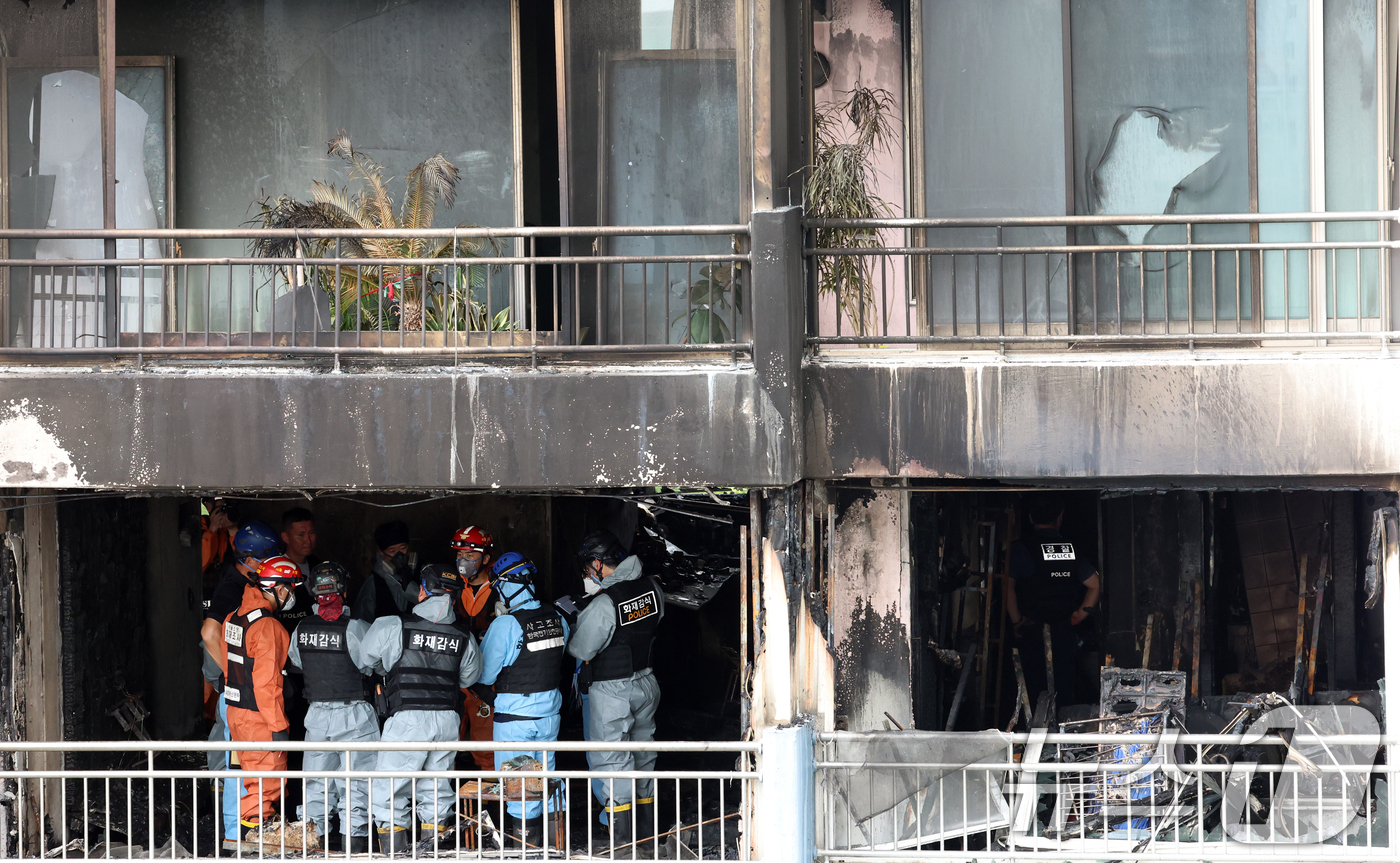(서울=뉴스1) 김명섭 기자 = 18일 서울 마포구 창전동 아파트 화재 현장에서 소방, 경찰 등 유관기관 관계자들이 정확한 화재 원인을 밝히기 위해 합동감식을 하고 있다. 지난 1 …