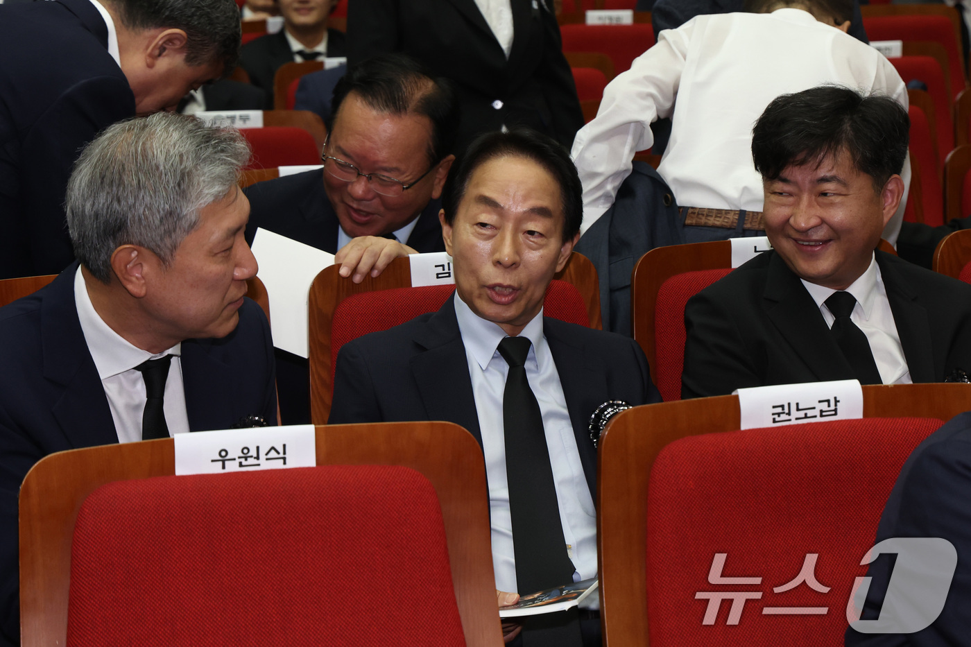 (서울=뉴스1) 박정호 기자 = 노태우 전 대통령 아들 노재헌씨(왼쪽부터), 김영삼 전 대통령 아들 김현철씨, 노무현 전 대통령 아들 노건호씨가 18일 오전 서울 동작구 국립서울현 …