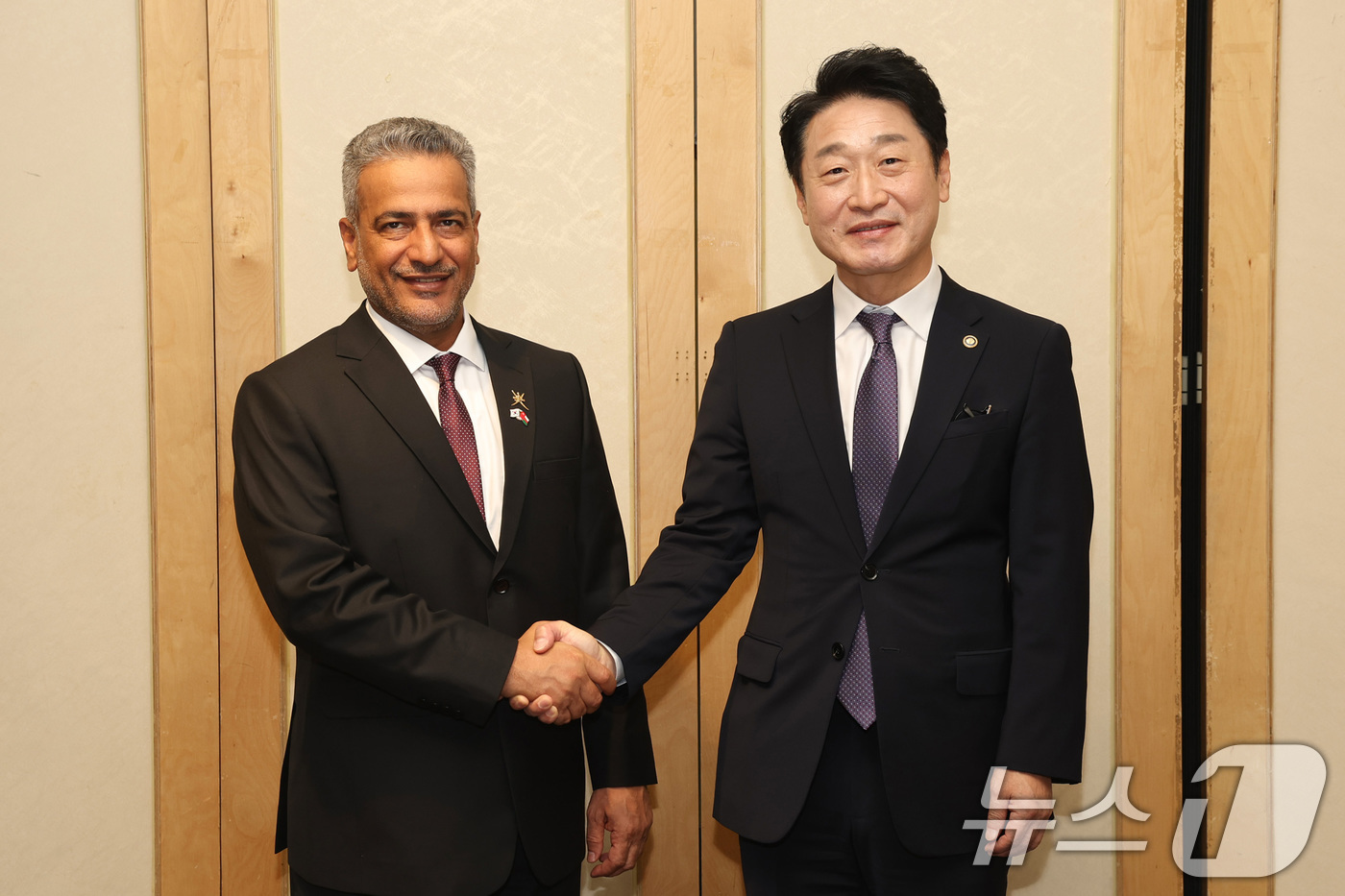 (서울=뉴스1) 임세영 기자 = 이호현 산업통상자원부 2차관이 18일 서울 중구 달개비 컨퍼런스하우스에서 모신 빈 하마드 빈 사이드 알 하드라미(H.E. Mohsin Hamad A …