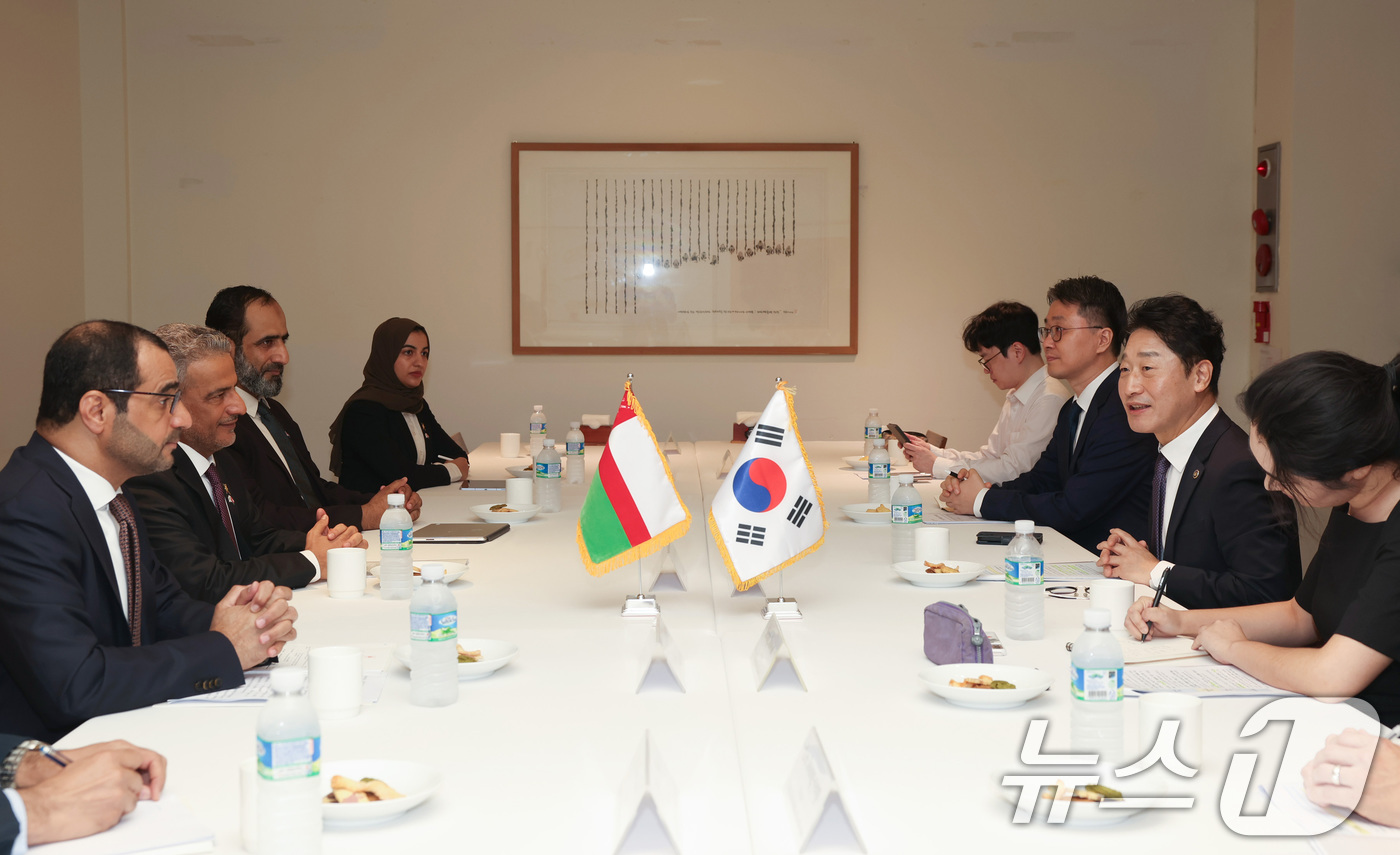 (서울=뉴스1) 임세영 기자 = 이호현 산업통상자원부 2차관이 18일 서울 중구 달개비 컨퍼런스하우스에서 모신 빈 하마드 빈 사이드 알 하드라미(H.E. Mohsin Hamad A …