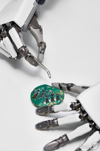 본문 이미지 - 위로보틱스의 첫 범용 휴머노이드 로봇 '알렉스'가 고정밀 작업을 수행하고 있다.(위로보틱스 제공)