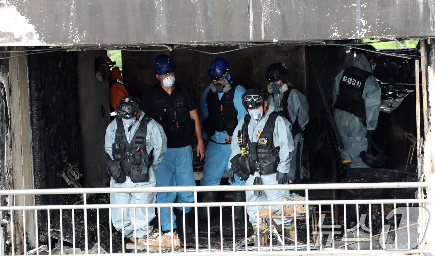 본문 이미지 - 18일 서울 마포구 창전동 아파트 화재 현장에서 소방, 경찰 등 유관기관 관계자들이 정확한 화재 원인을 밝히기 위해 합동감식을 하고 있다.  2025.8.18/뉴스1 ⓒ News1 김명섭 기자