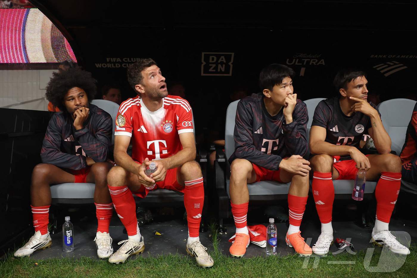 본문 이미지 - 벤치에 앉아있는 김민재&#40;오른쪽에서 두 번째&#41; ⓒ AFP=뉴스1