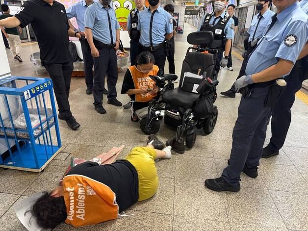 전장연 시위로 명동역 1시간 무정차 통과…서교공 직원과 충돌(종합)