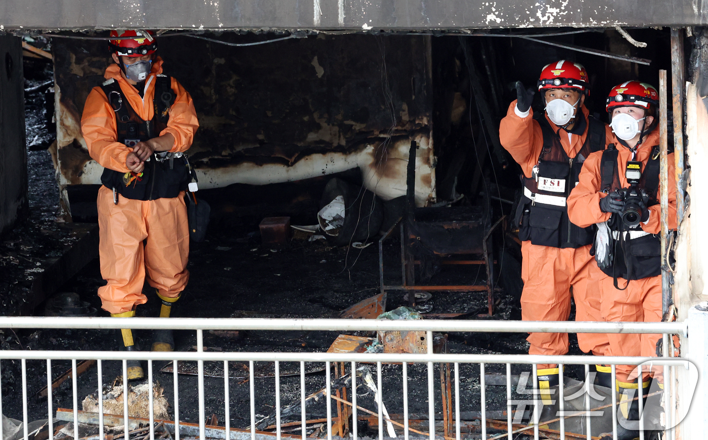(서울=뉴스1) 김명섭 기자 = 18일 서울 마포구 창전동 아파트 화재 현장에서 소방, 경찰 등 유관기관 관계자들이 정확한 화재 원인을 밝히기 위해 합동감식을 하고 있다. 지난 1 …