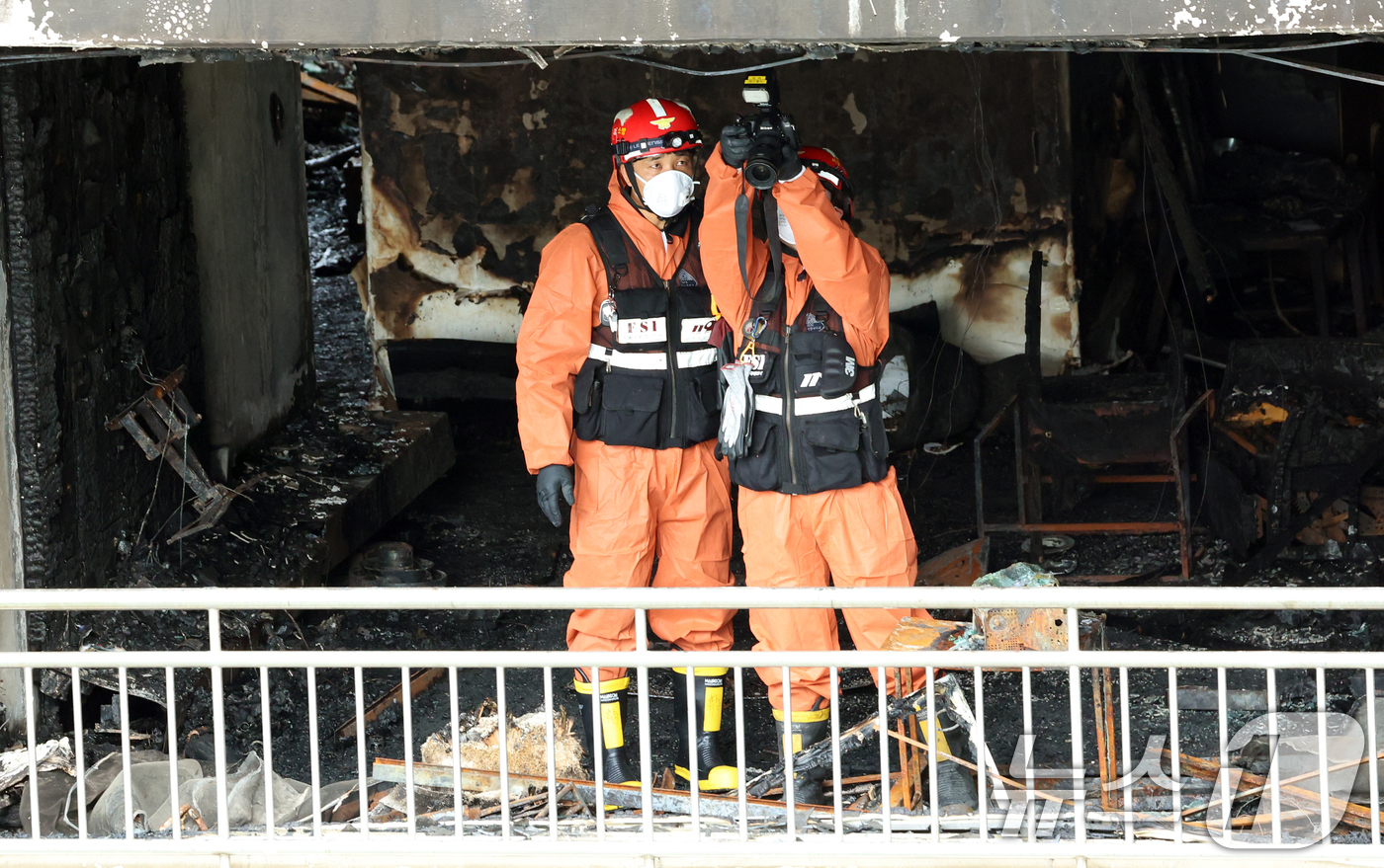 (서울=뉴스1) 김명섭 기자 = 18일 서울 마포구 창전동 아파트 화재 현장에서 소방, 경찰 등 유관기관 관계자들이 정확한 화재 원인을 밝히기 위해 합동감식을 하고 있다. 지난 1 …