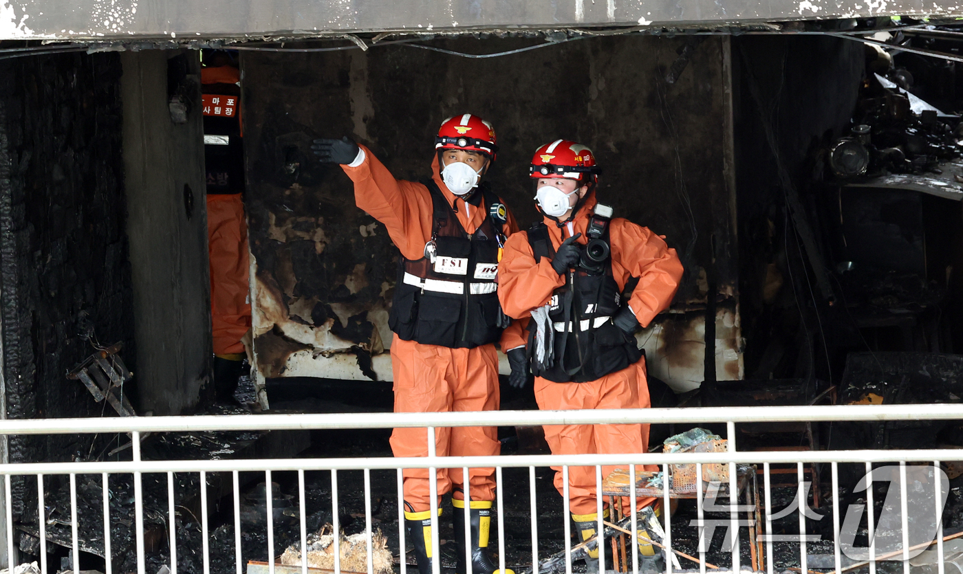 (서울=뉴스1) 김명섭 기자 = 18일 서울 마포구 창전동 아파트 화재 현장에서 소방, 경찰 등 유관기관 관계자들이 정확한 화재 원인을 밝히기 위해 합동감식을 하고 있다. 지난 1 …