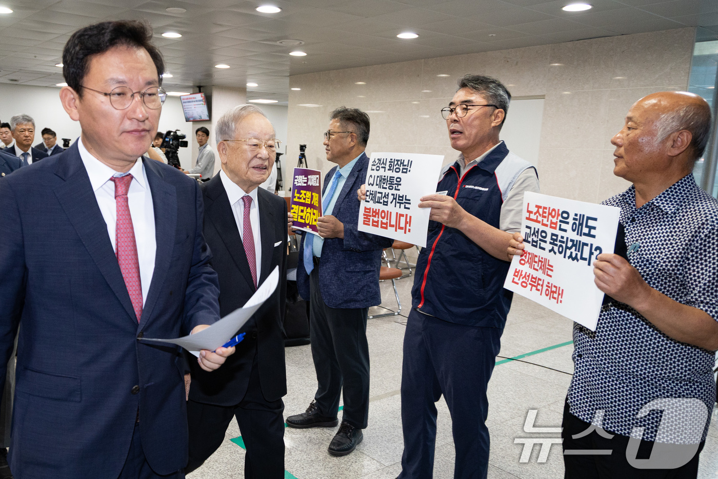 (서울=뉴스1) 유승관 기자 = 손경식 한국경영자총협회 회장을 비롯한 경제6단체 대표들이 18일 서울 여의도 국회 소통관에서 열린 노조법 개정안 수정 촉구 기자회견에 들어서는 가운 …