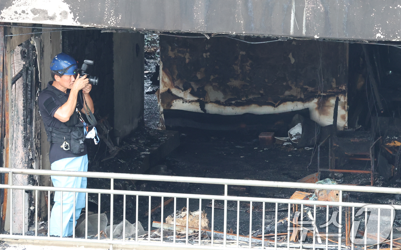 (서울=뉴스1) 김명섭 기자 = 18일 서울 마포구 창전동 아파트 화재 현장에서 소방, 경찰 등 유관기관 관계자들이 정확한 화재 원인을 밝히기 위해 합동감식을 하고 있다. 지난 1 …