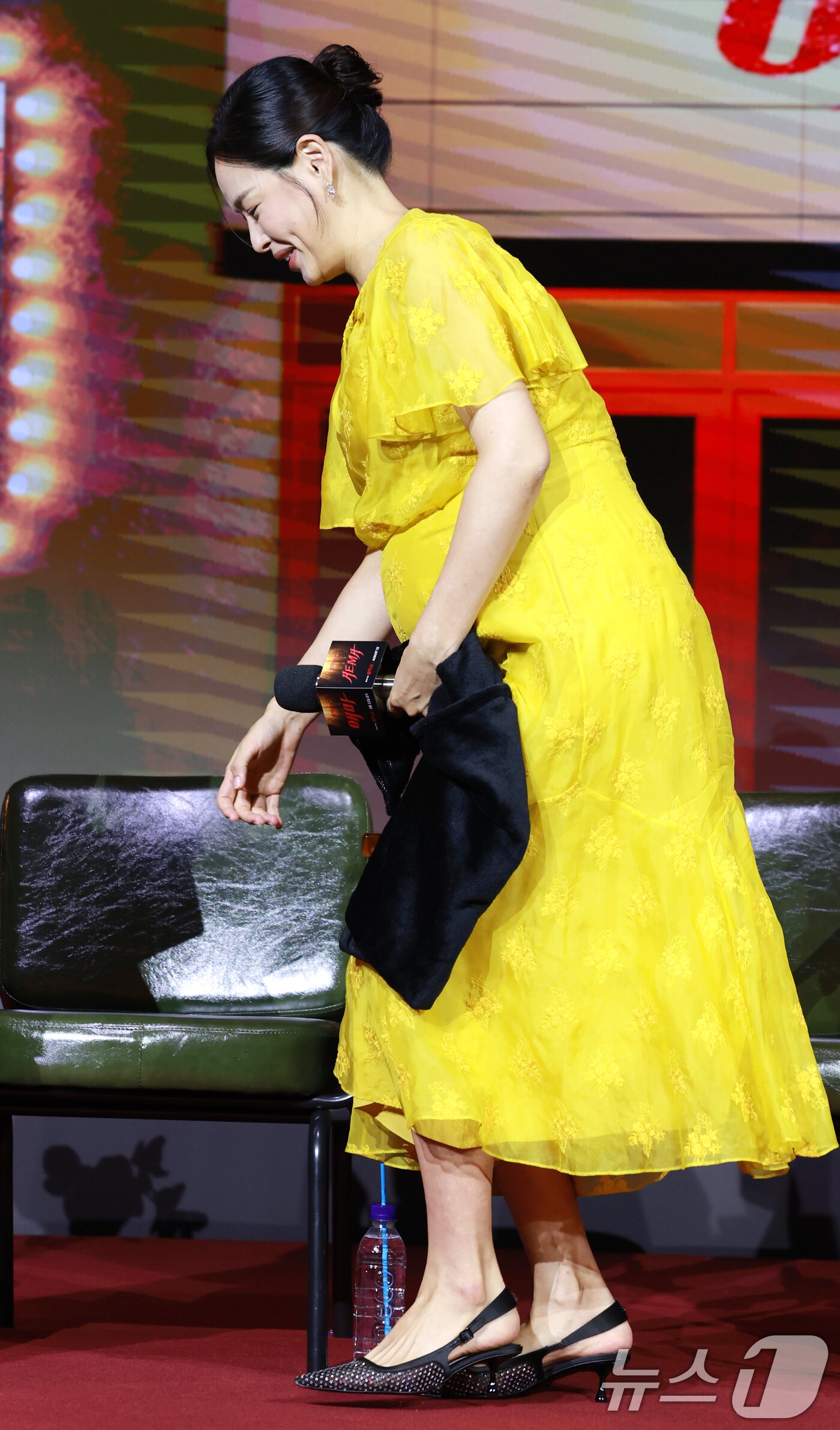 본문 이미지 - 배우 이하늬가 18일 오전 서울 중구 호텔나루서울엠갤러리에서 열린 넷플릭스 시리즈 '애마' 제작발표회에 참석해 의자에 앉고 있다. ⓒ News1 권현진 기자