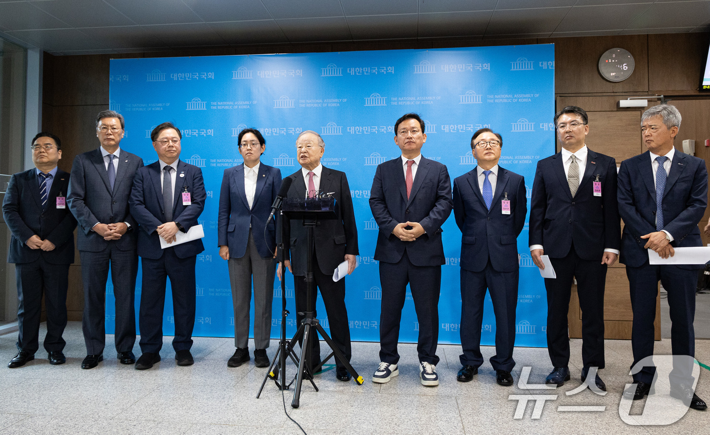 (서울=뉴스1) 유승관 기자 = 손경식 한국경영자총협회 회장을 비롯한 경제6단체 대표들이 18일 서울 여의도 국회 소통관에서 노조법 개정안 수정 촉구 기자회견을 마친 후 취재진 질 …