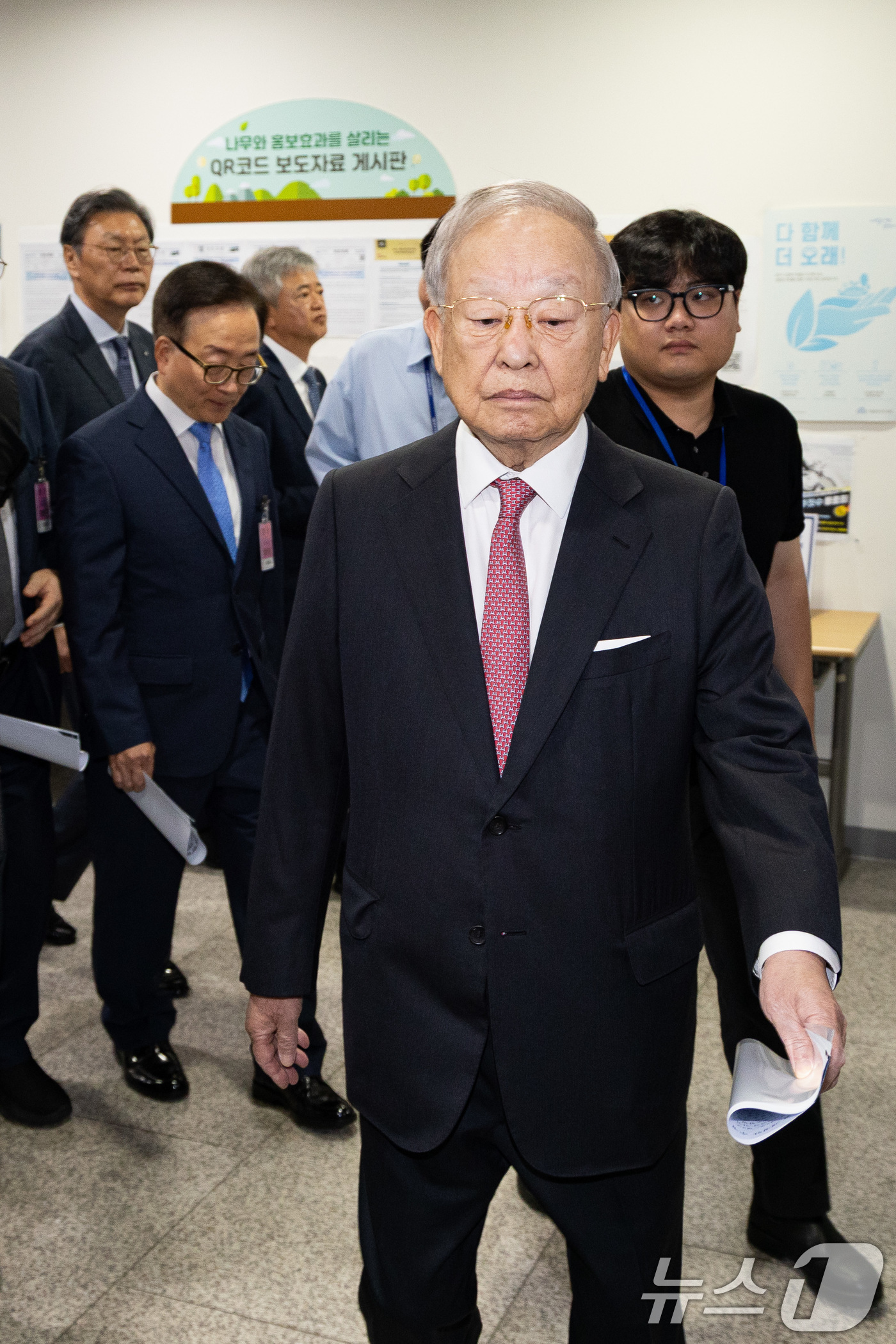 (서울=뉴스1) 유승관 기자 = 손경식 한국경영자총협회 회장을 비롯한 경제6단체 대표들이 18일 서울 여의도 국회 소통관에서 노조법 개정안 수정 촉구 기자회견을 마친 후 회견장을 …