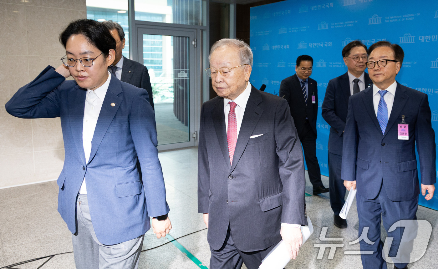 (서울=뉴스1) 유승관 기자 = 손경식 한국경영자총협회 회장을 비롯한 경제6단체 대표들이 18일 서울 여의도 국회 소통관에서 노조법 개정안 수정 촉구 기자회견을 마친 후 회견장을 …