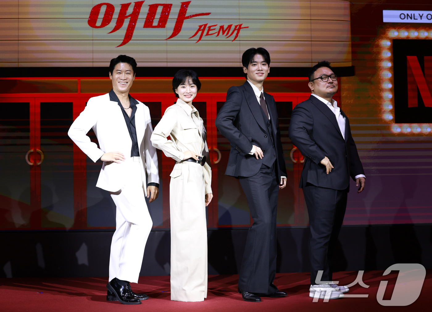 (서울=뉴스1) 권현진 기자 = 배우 진선규(왼쪽부터)와 방효린, 조현철, 이해영 감독이 18일 오전 서울 중구 호텔나루서울엠갤러리에서 열린 넷플릭스 시리즈 '애마' 제작발표회에 …