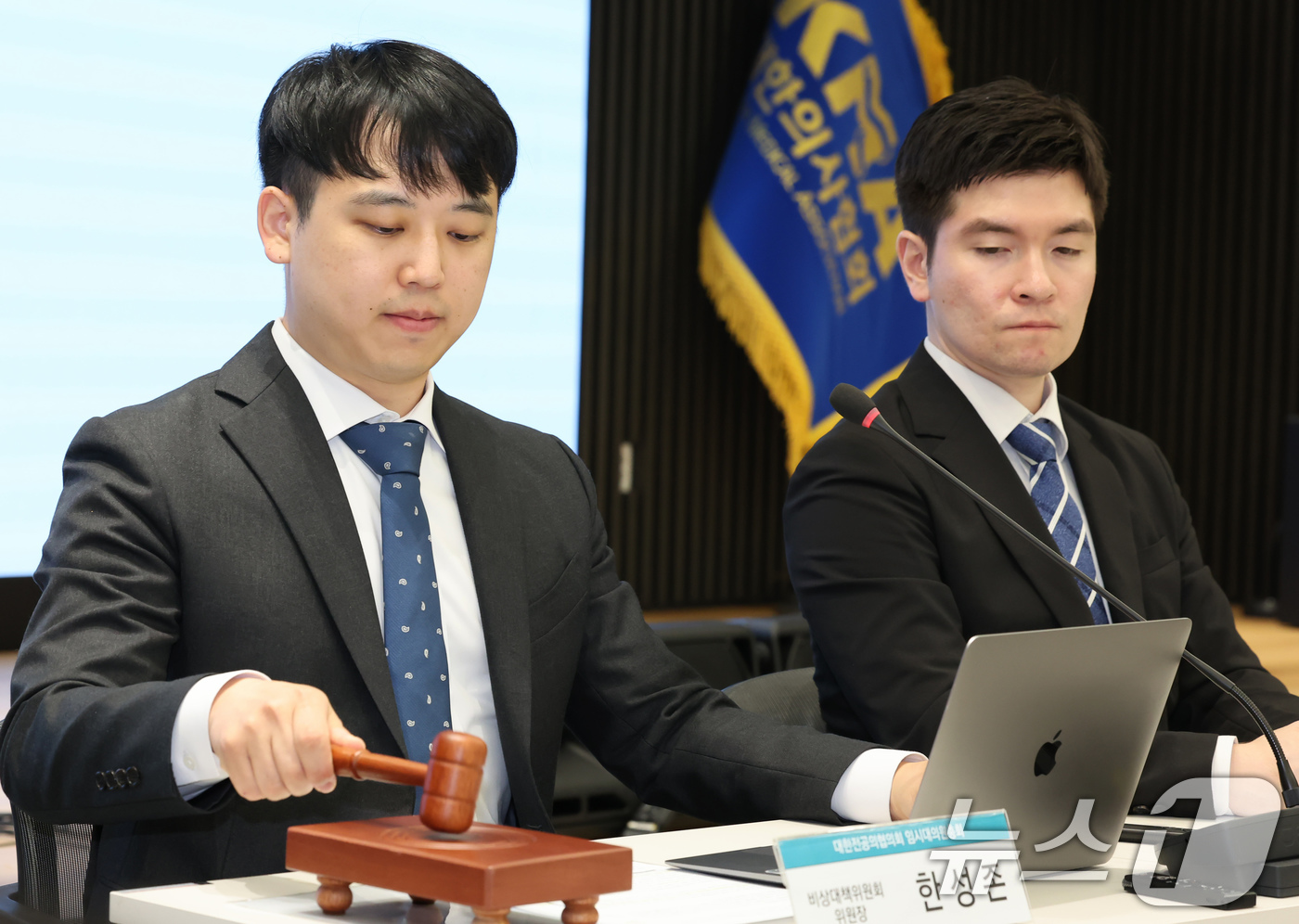 (서울=뉴스1) 장수영 기자 = 한성존 대한전공의협의회 비상대책위원장이 18일 오전 서울 용산구 대한의협회관에서 열린 임시대의원총회에서 의사봉을 두드리고 있다. 2025.8.18/ …