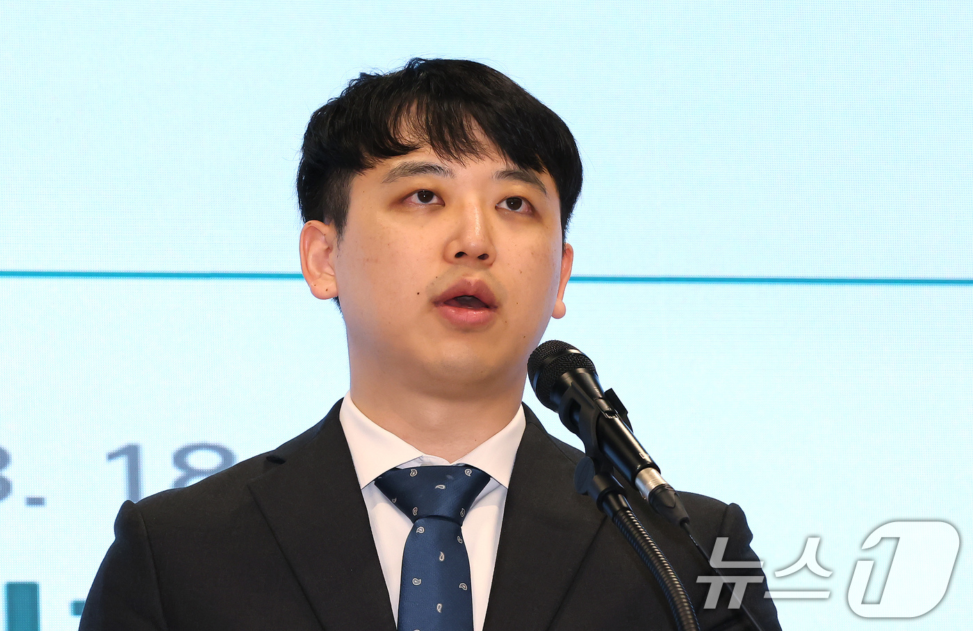 (서울=뉴스1) 장수영 기자 = 한성존 대한전공의협의회 비상대책위원장이 18일 오전 서울 용산구 대한의협회관에서 열린 임시대의원총회에서 모두발언을 하고 있다. 2025.8.18/뉴 …