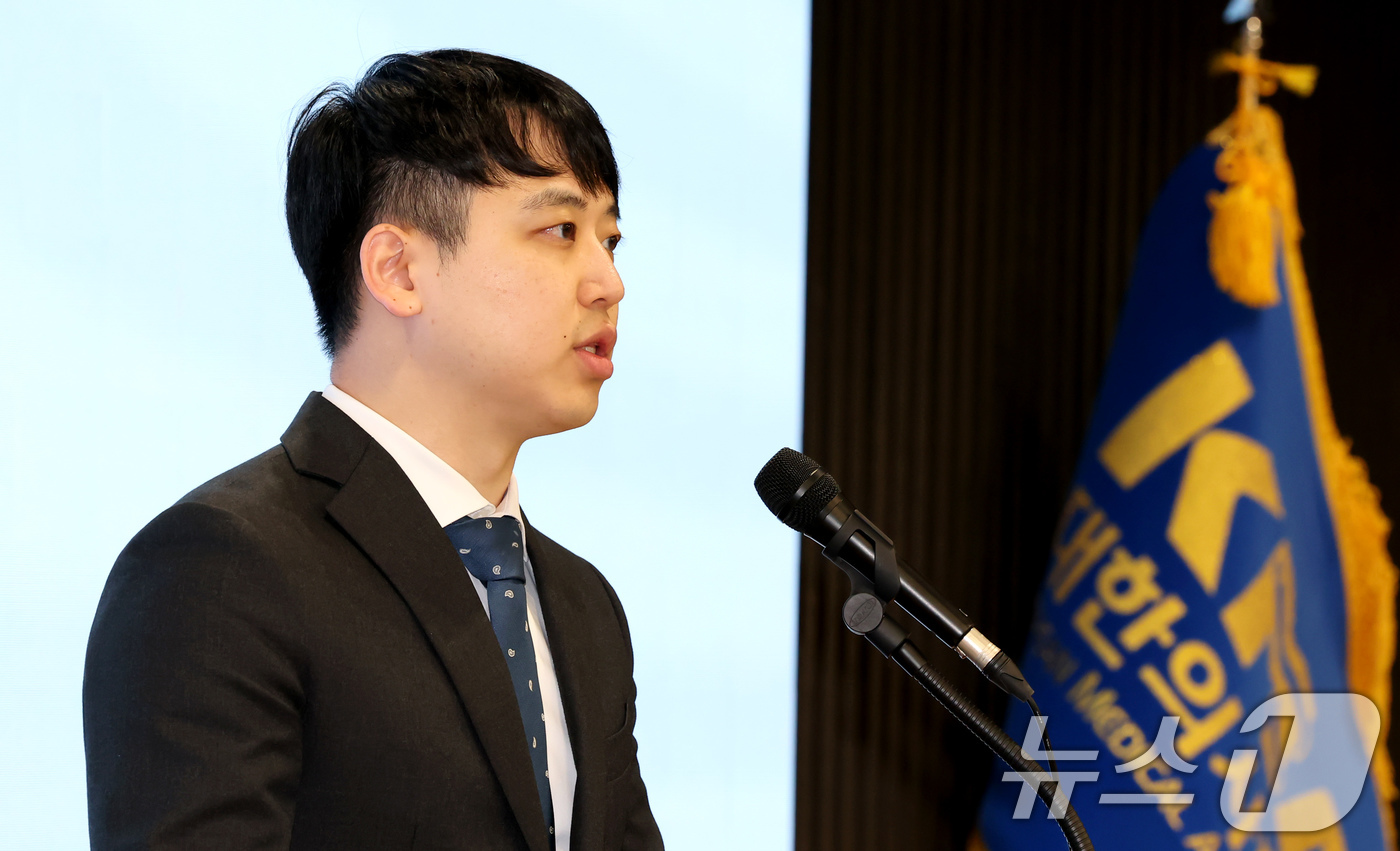 (서울=뉴스1) 장수영 기자 = 한성존 대한전공의협의회 비상대책위원장이 18일 오전 서울 용산구 대한의협회관에서 열린 임시대의원총회에서 모두발언을 하고 있다. 2025.8.18/뉴 …