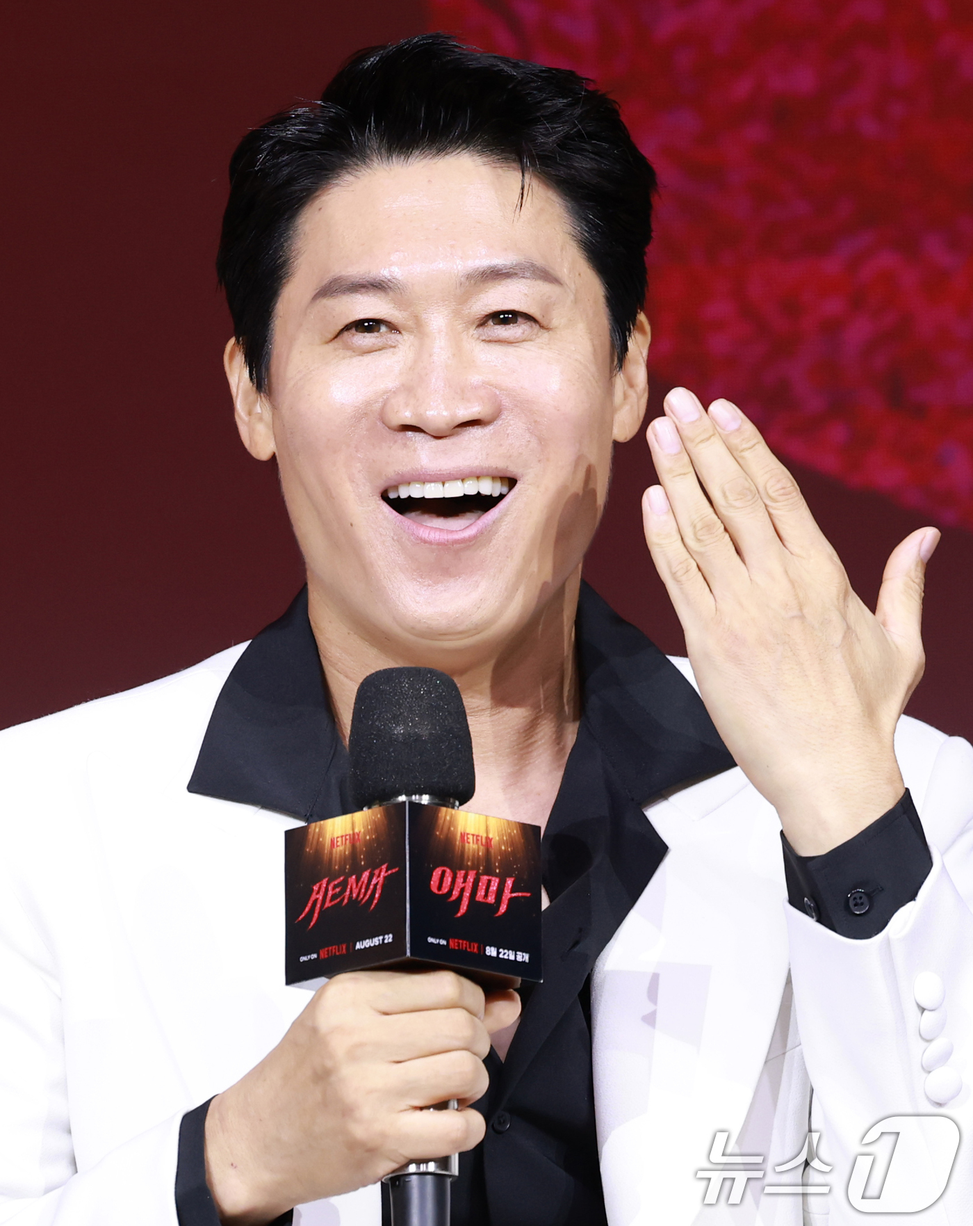 (서울=뉴스1) 권현진 기자 = 배우 진선규가 18일 오전 서울 중구 호텔나루서울엠갤러리에서 열린 넷플릭스 시리즈 '애마' 제작발표회에 참석해 인사말을 하고 있다.'애마'는 19 …