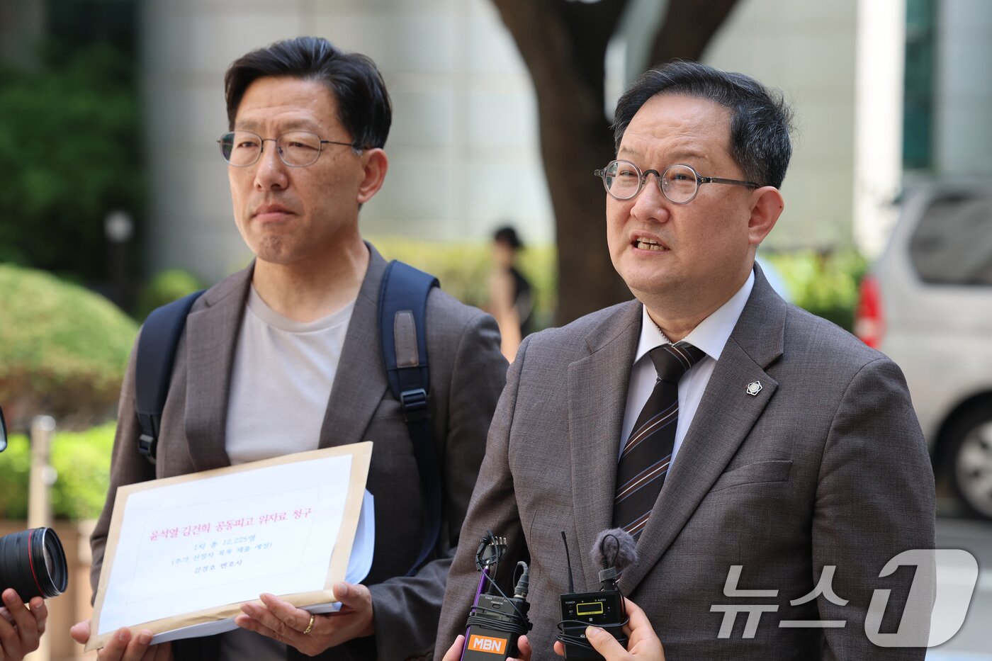 본문 이미지 - 김경호 변호사(오른쪽)가 지난 18일 오전 서울 서초구 서울중앙지방법원에서 윤석열 전 대통령과 부인 김건희 여사를 공동피고로하는 위자료 청구 소장 제출 전 취재진 질문에 답하고 있다. 2025.8.18/뉴스1 ⓒ News1 황기선 기자